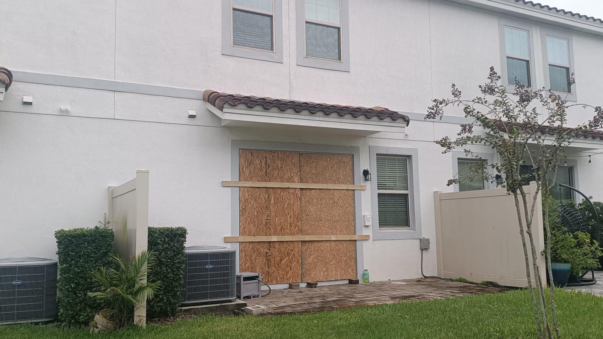 Puertas de vecinos de Orlando ya tapiadas, horas antes de la llegada del huracán Milton