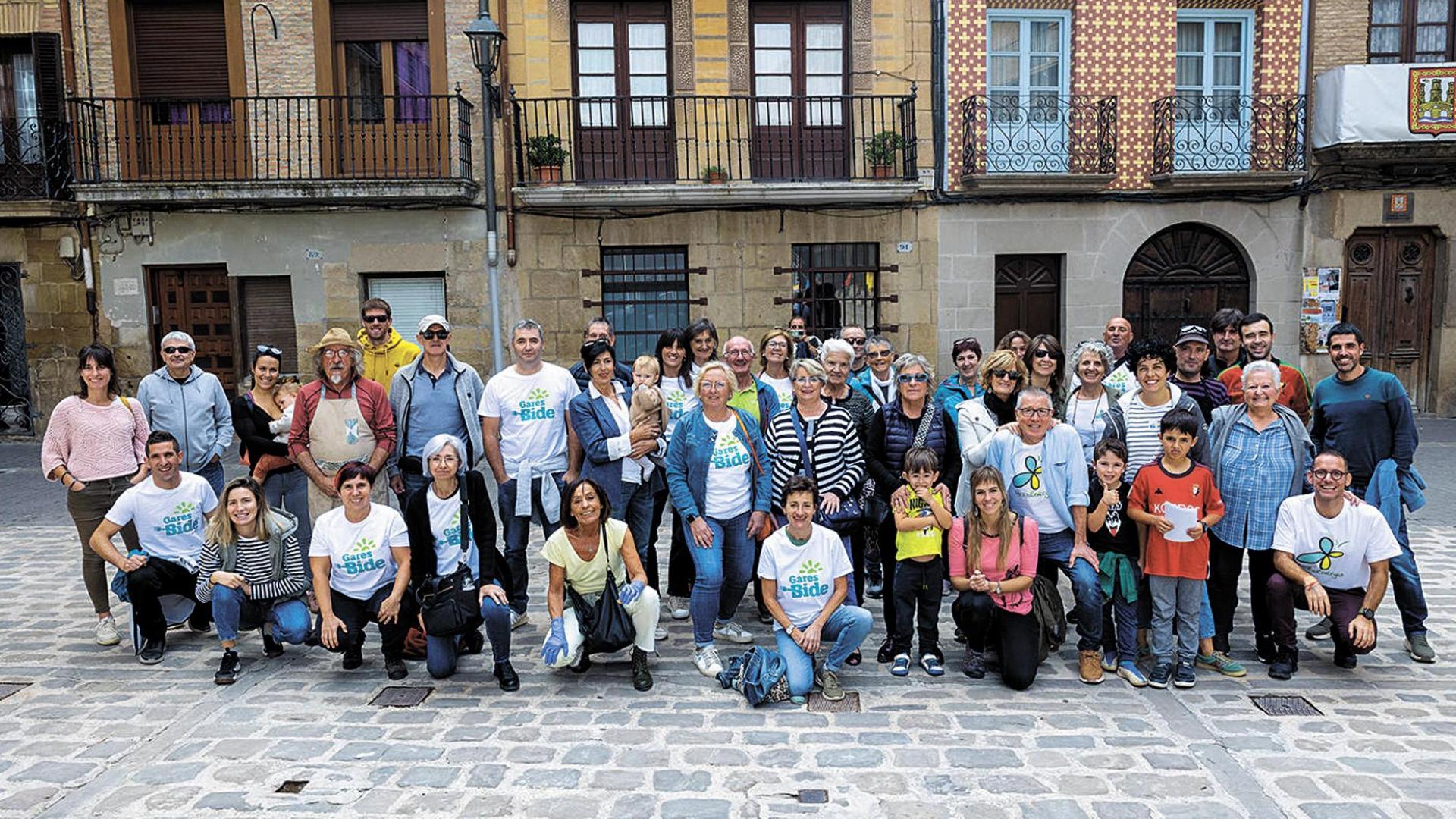 Integrantes de la cooperativa Garesbide y participantes en la fiesta con la que se inauguró la puesta en marcha de la comunidad energética