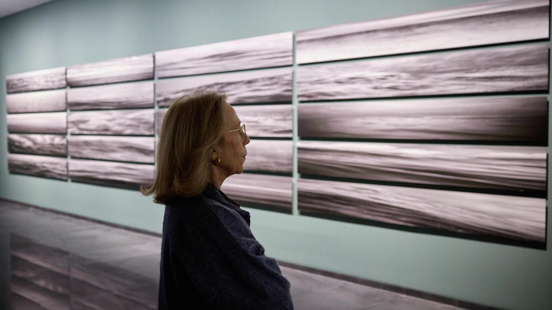La viuda de Lefenfeld, María Jesús Navas, contempla la serie marina de su marido expuesta en el Museo Universidad de Navarra