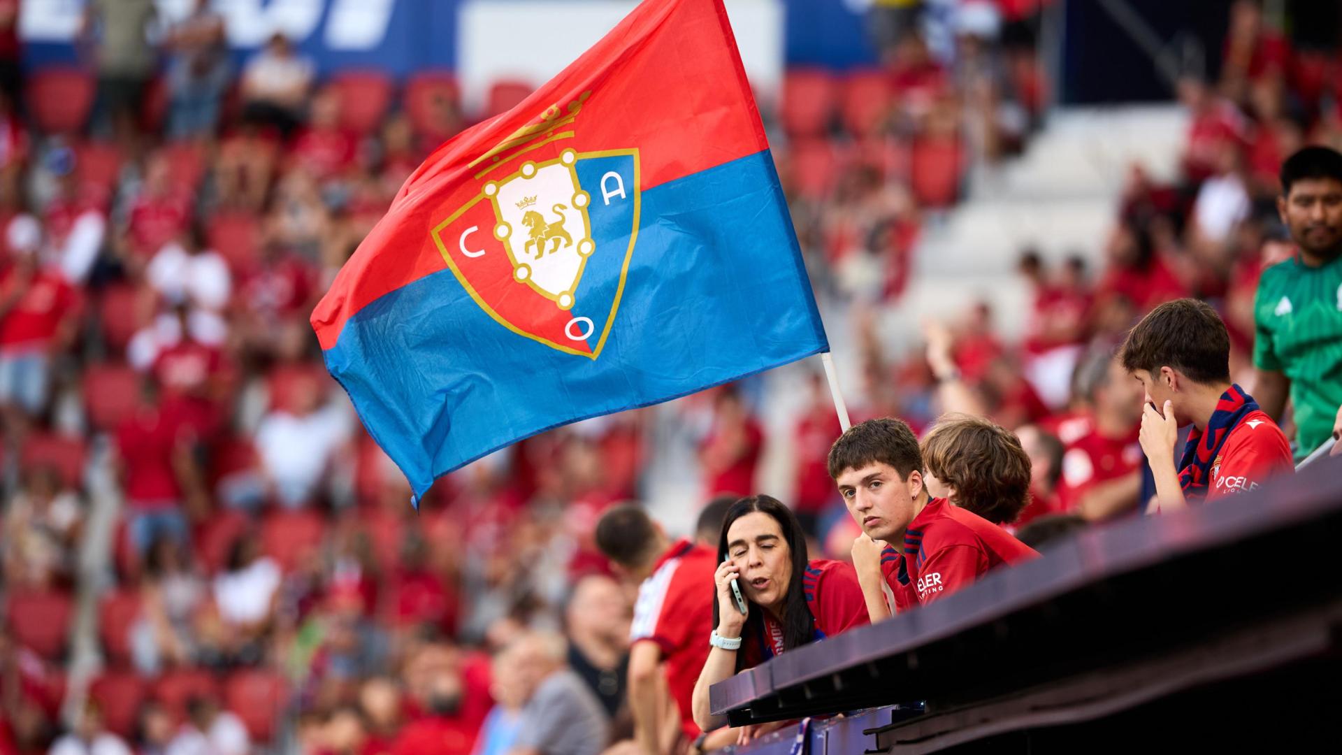 Una bandera rojilla ondeando en la grada de El Sadar esta temporada