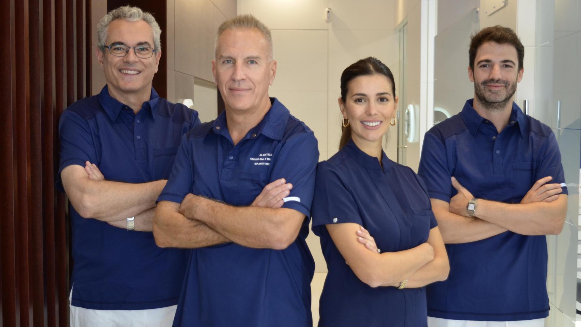 Profesionales de Clínica Bustillo & López. De izquierda a derecha, Dr. Carlos Colás, Dr. Bustillo, Dra. López y Dr. Lera