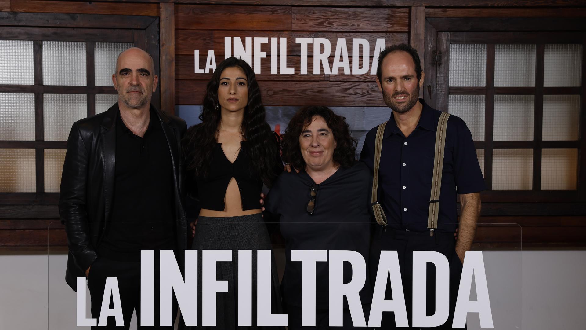 La directora Arantxa Echevarría posa junto a los actores Luis Tosar, Carolina Yuste y Diego Anido durante la presentación de la película 'La infiltrada' en Madrid