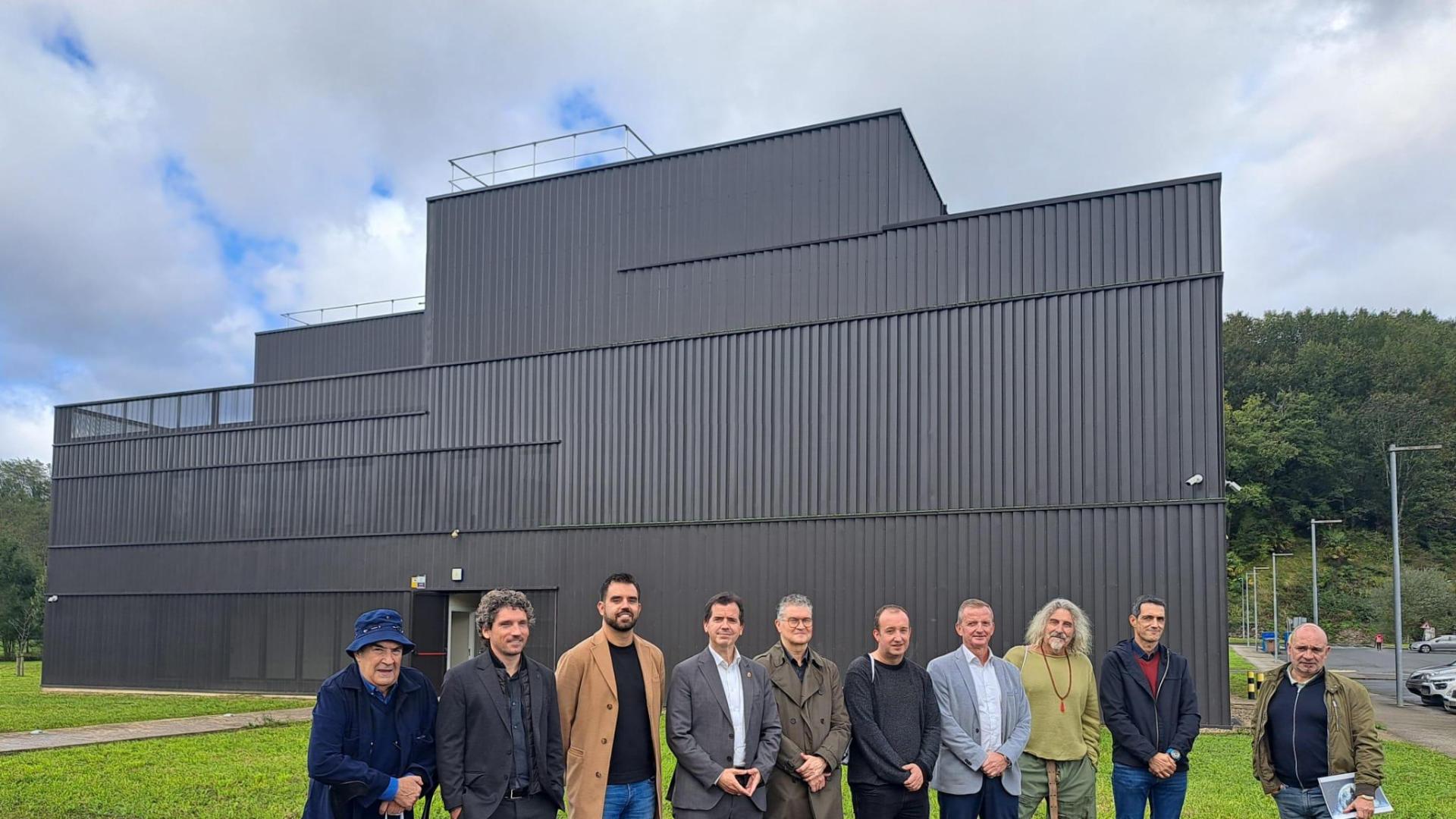 El consejero Irujo, junto al resto de participantes en la visita a los estudios cinematográficos de Lekaroz