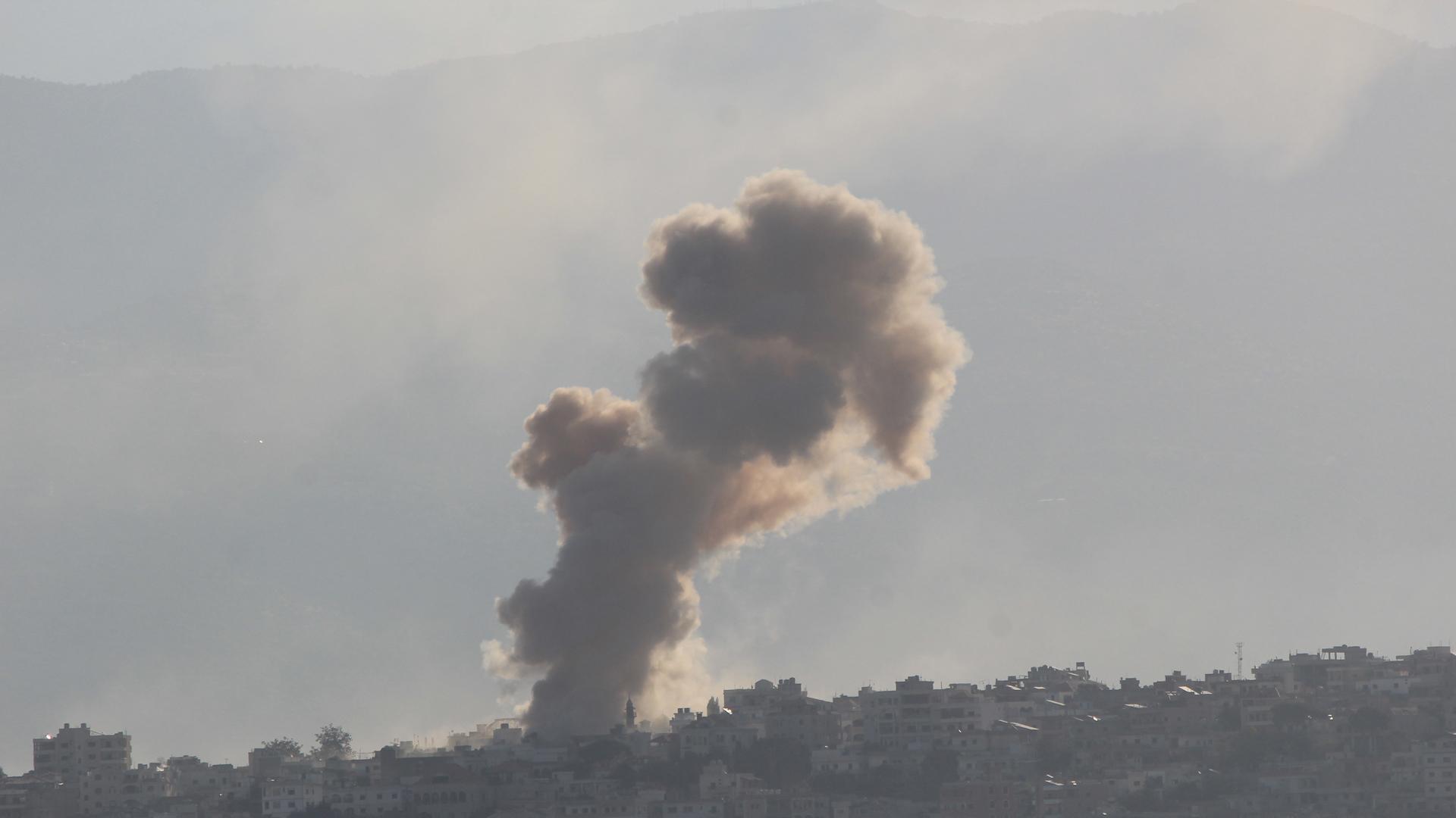 Columna de humo tras un bombardeo del Ejército de Israel contra Jiam, en el sur de Líbano