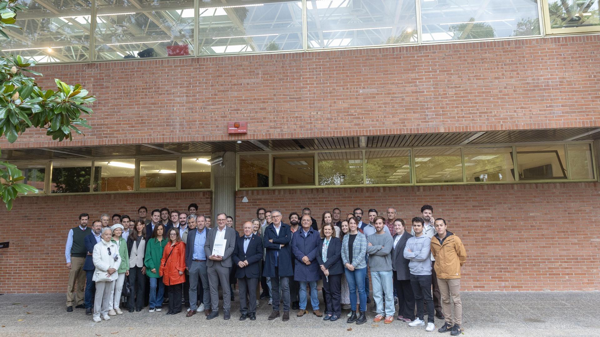 : Al acto de colocación de la placa del DoCoMoMo Ibérico en el edificio de la Escuela de Arquitectura de la Universidad de Navarra asistieron miembros del COAVN, de la junta directiva del centro académico y estudiantes.
 Al acto de colocación de la placa del DoCoMoMo Ibérico en el edificio de la Escuela de Arquitectura de la Universidad de Navarra asistieron miembros del COAVN, de la junta directiva del centro académico y estudiantes