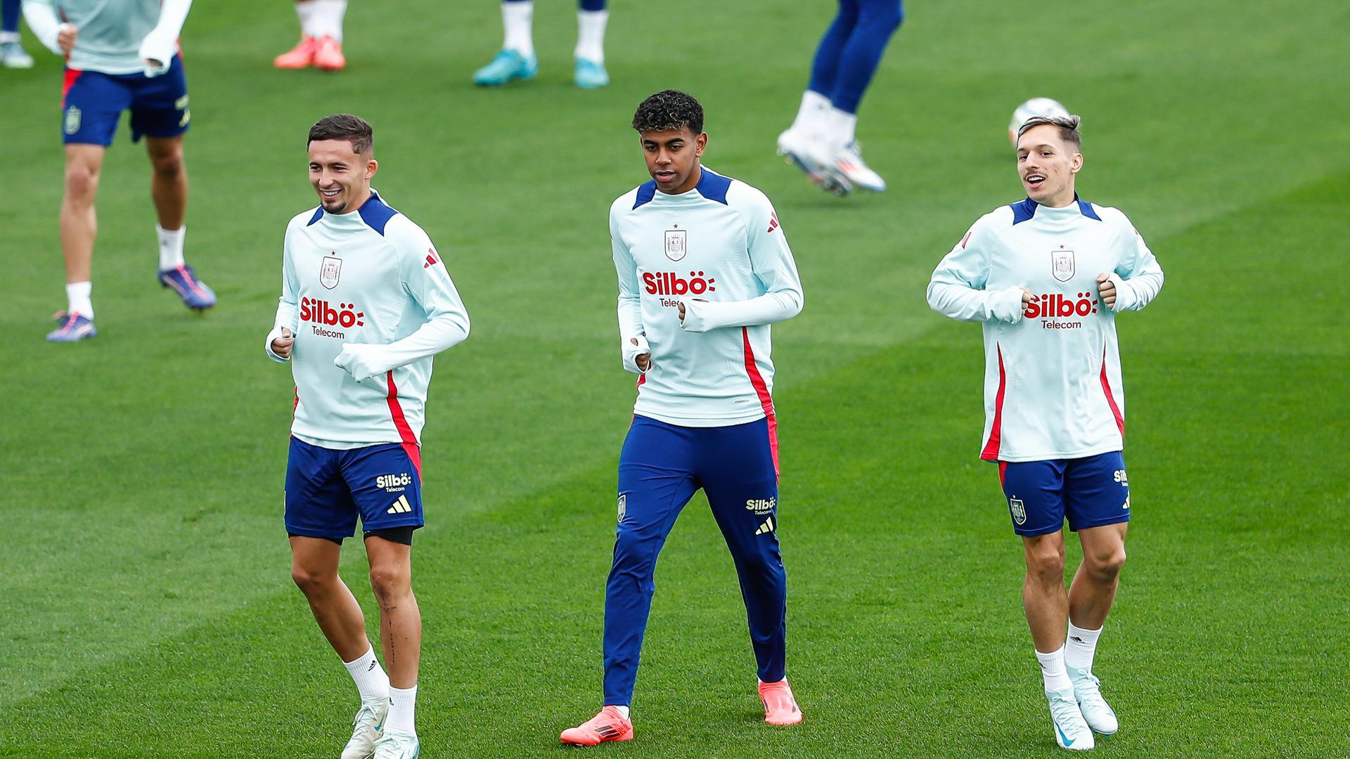 Sesión de entrenamiento con la Selección Española de Yéremi Pino, Lamine Yamal y Bryan Zaragoza