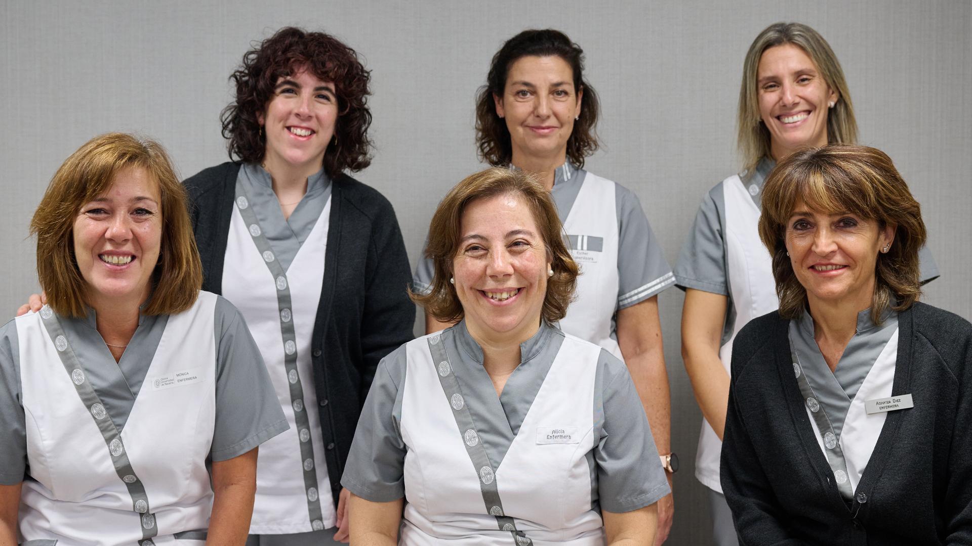 Delante (izda a dcha): Mónica Echeverría Imas, Alicia Zamarguilea Oquiñena y Arancha Díez Martínez de Morentin. Detrás, Olalla Moriones Jiménez, Esther Grocin Garjón, Ione Muñoa Arrieta, enfermeras de Psiquiatría de la CUN