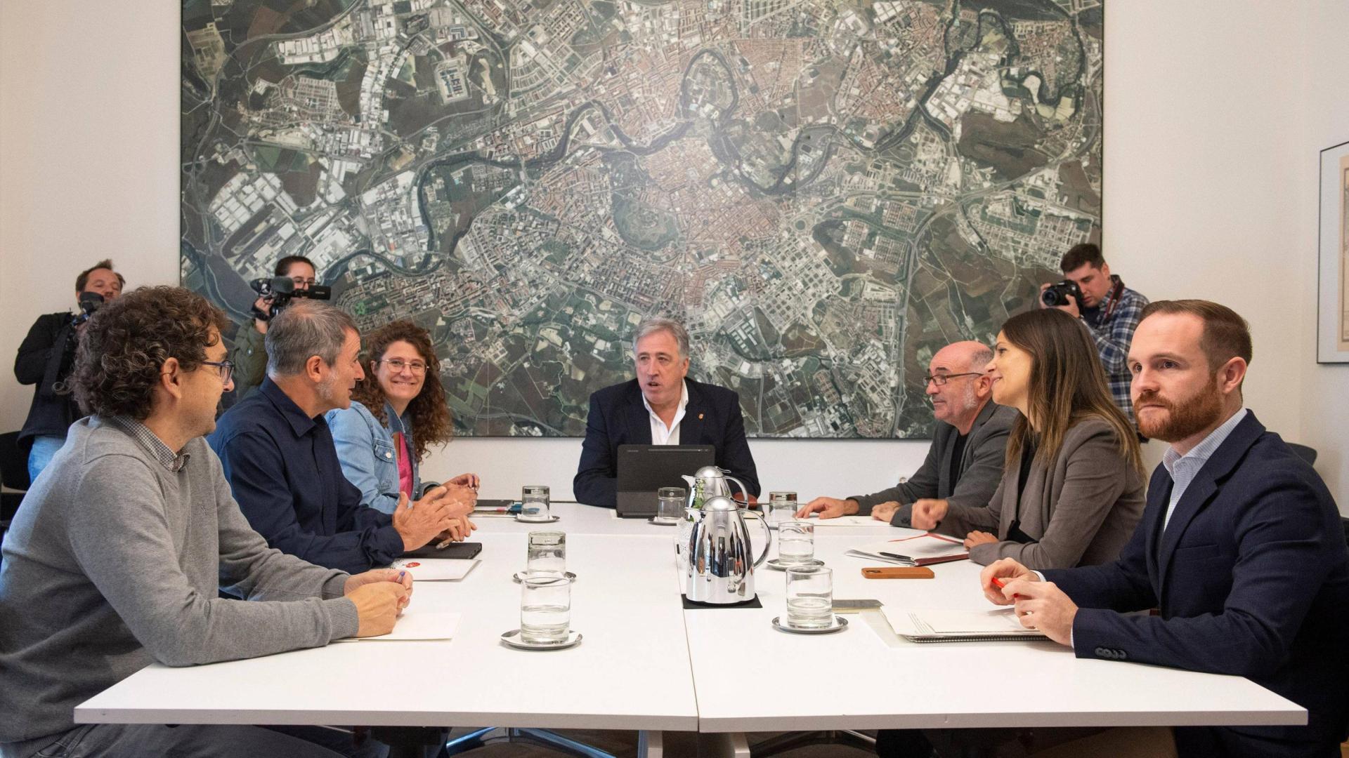 De izquierda a derecha: Txema Mauleón (Contigo/Zurekin), Mikel Armendáriz (Geroa Bai), Garbiñe Bueno, Joseba Asiron y Joxe Abaurrea (los tres de EH Bildu) y Marina Curiel con Xabier Sagardoy (PSN)