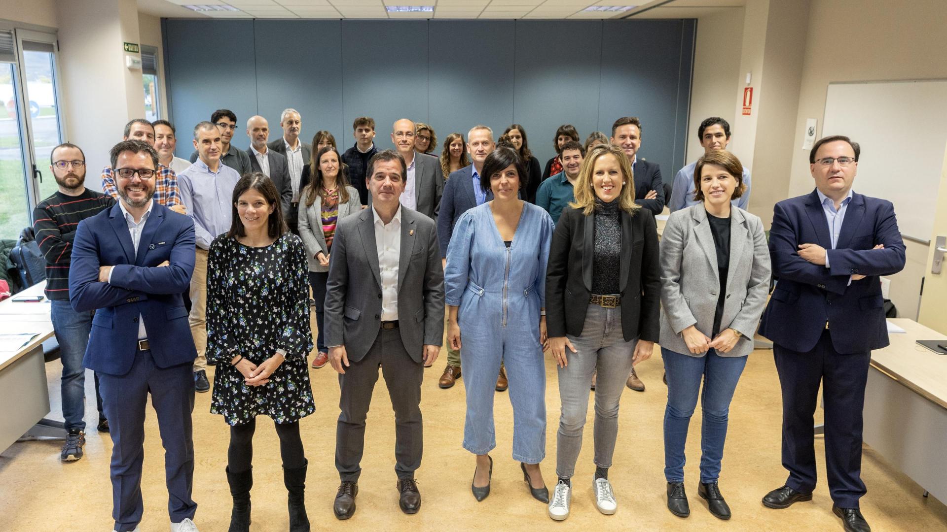 Asistentes a la presentación de la Agenda de Movilidad Eléctrica en la sede de Anet