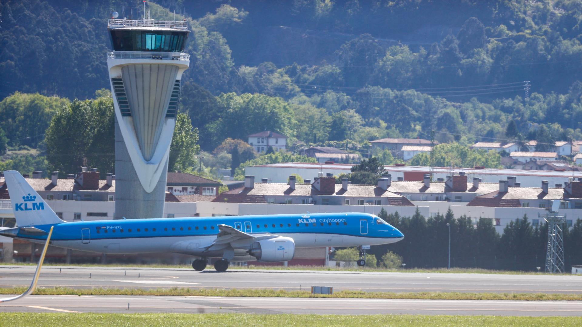 Imagen de archivo donde un avión despega de la pista del aeropuerto de Bilbao
