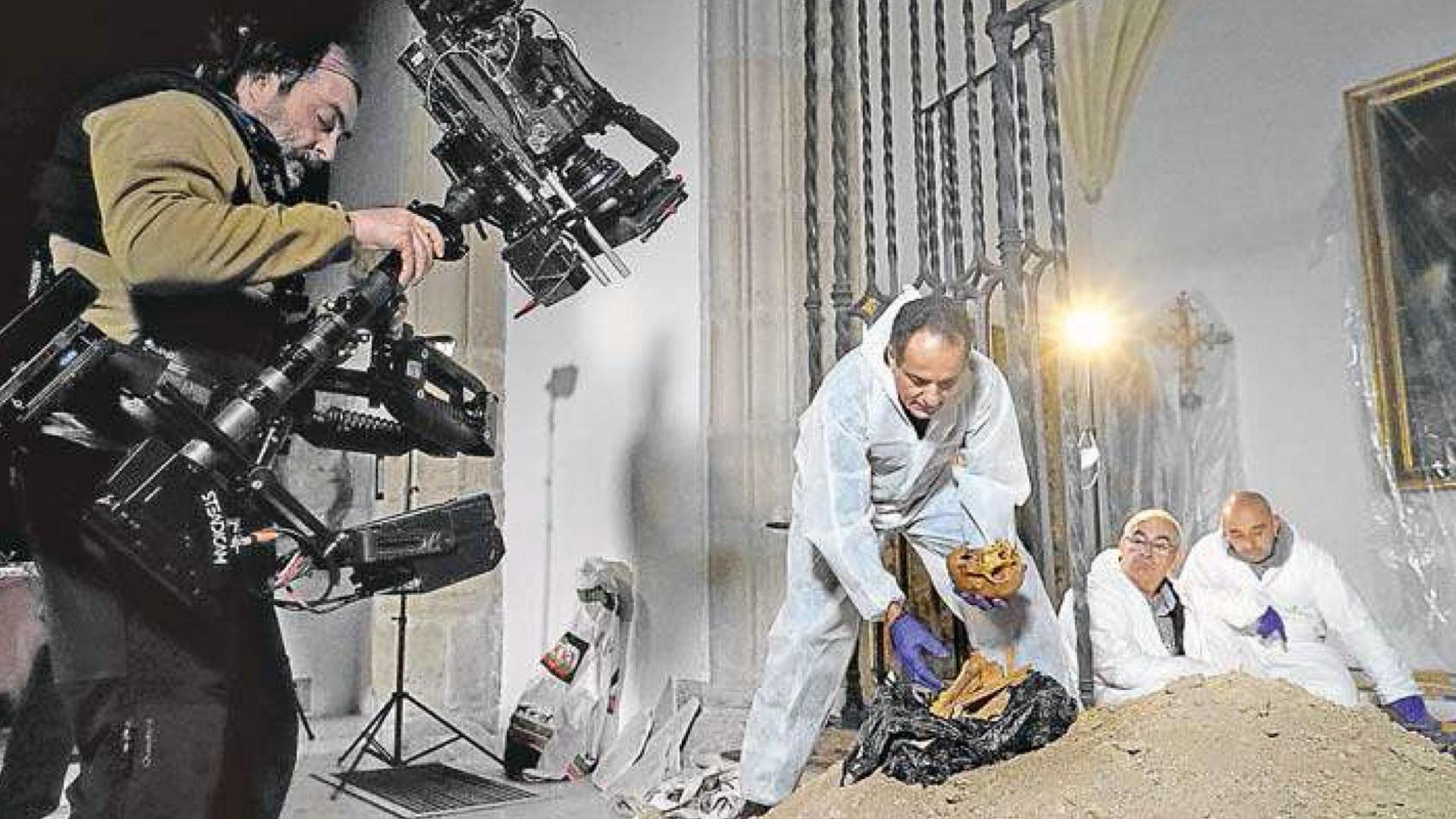 José Antonio Lorente recoge los huesos de la catedral de Sevilla, durante el rodaje del documental