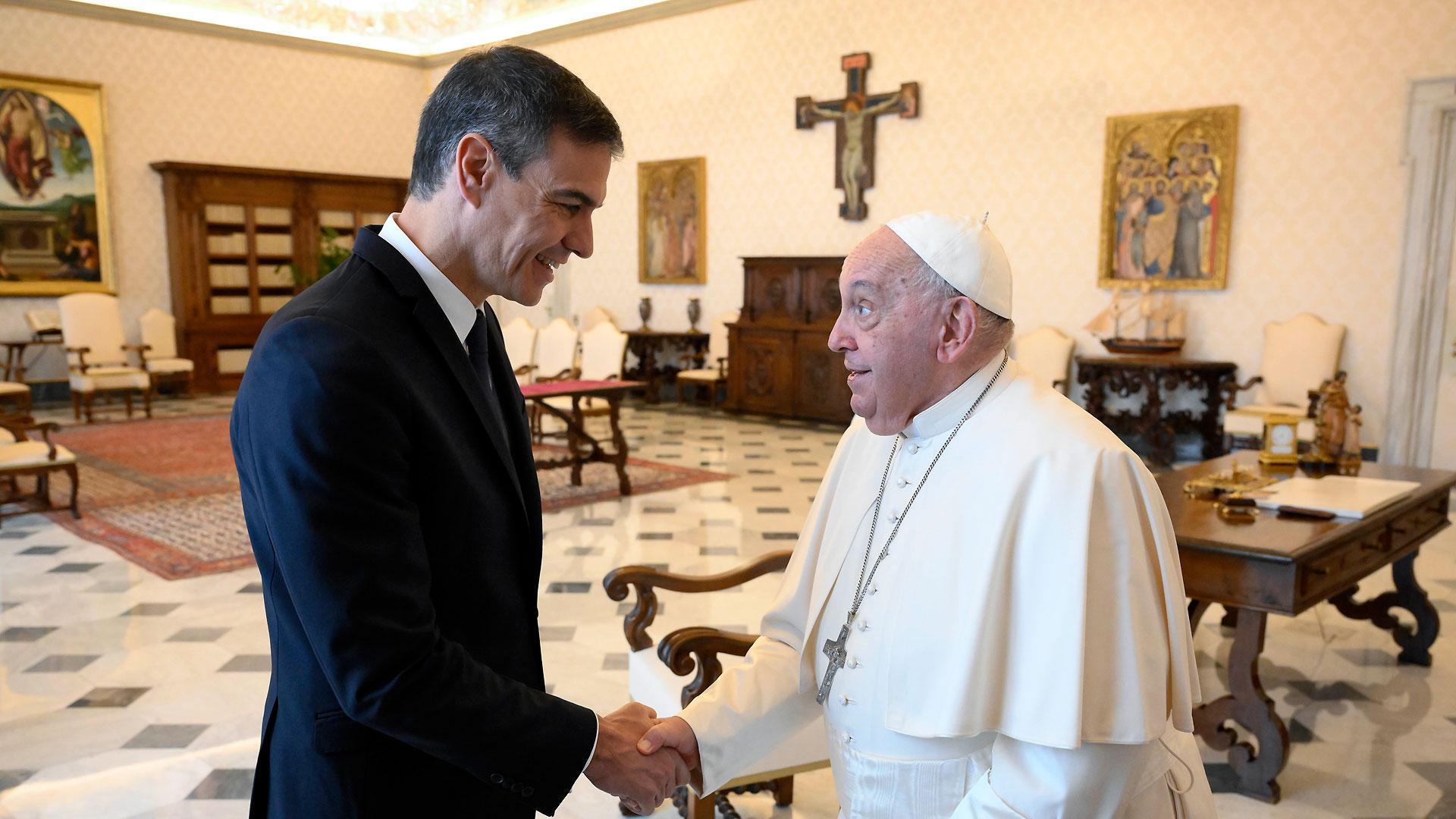 El presidente del Gobierno, Pedro Sánchez (i), es recibido en audiencia por el Papa Francisco (d), en la Biblioteca Apostólica del Vaticano