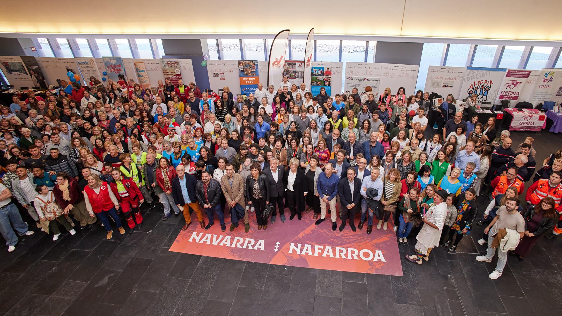 Foto de familia de participantes y organizadores en la fiesta del voluntariado celebrada ayer en Baluarte