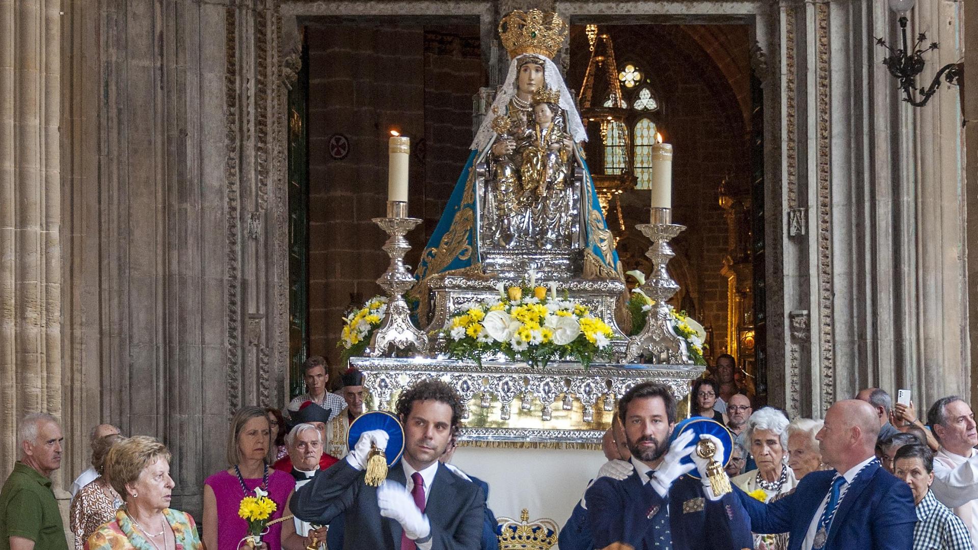 El 15 de agosto el Rosario de los Esclavos se reza de forma solemne y se saca en procesión a Santa María la Real