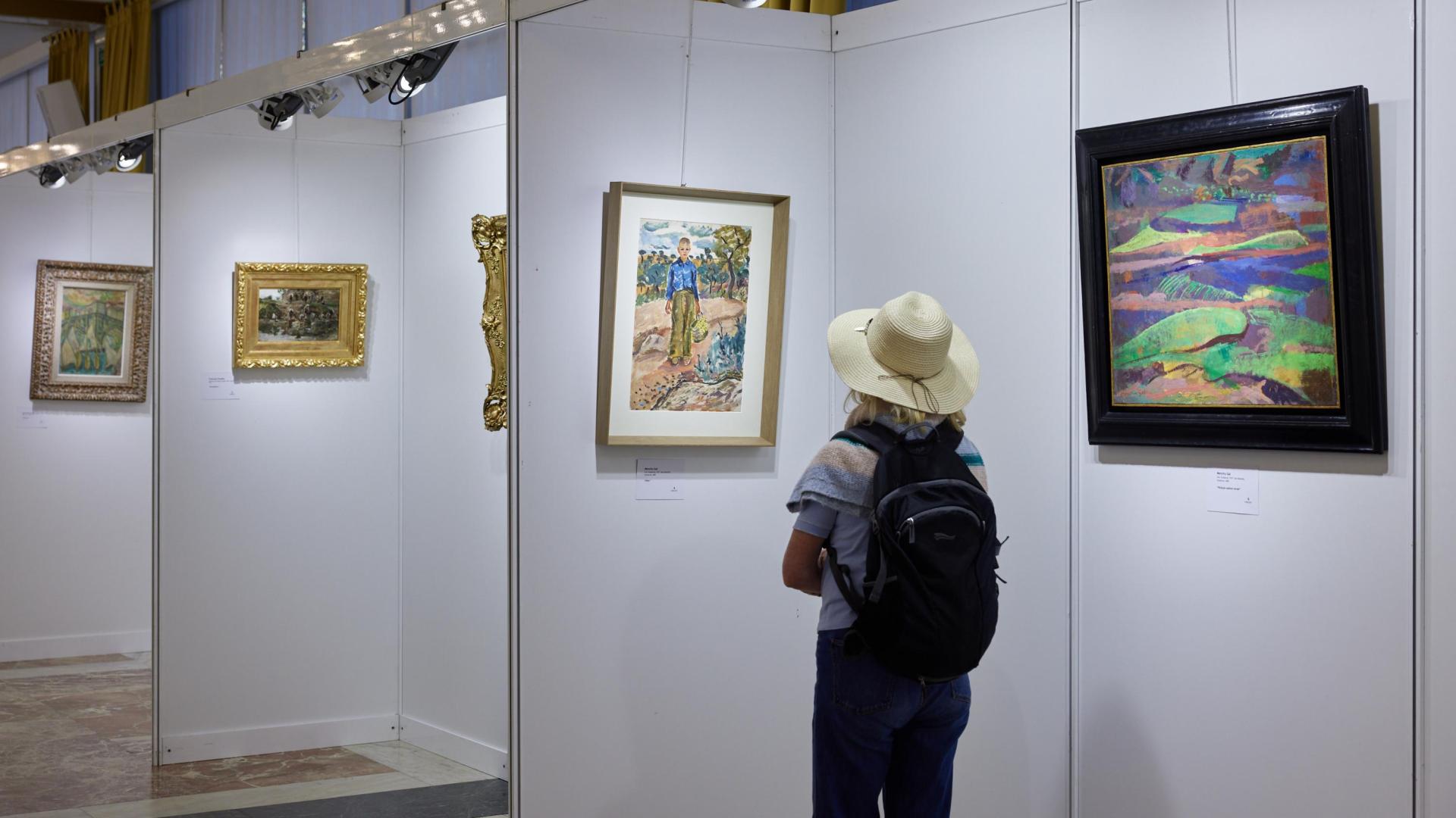 Una visitante contempla una de las obras expuestas en Lorenart