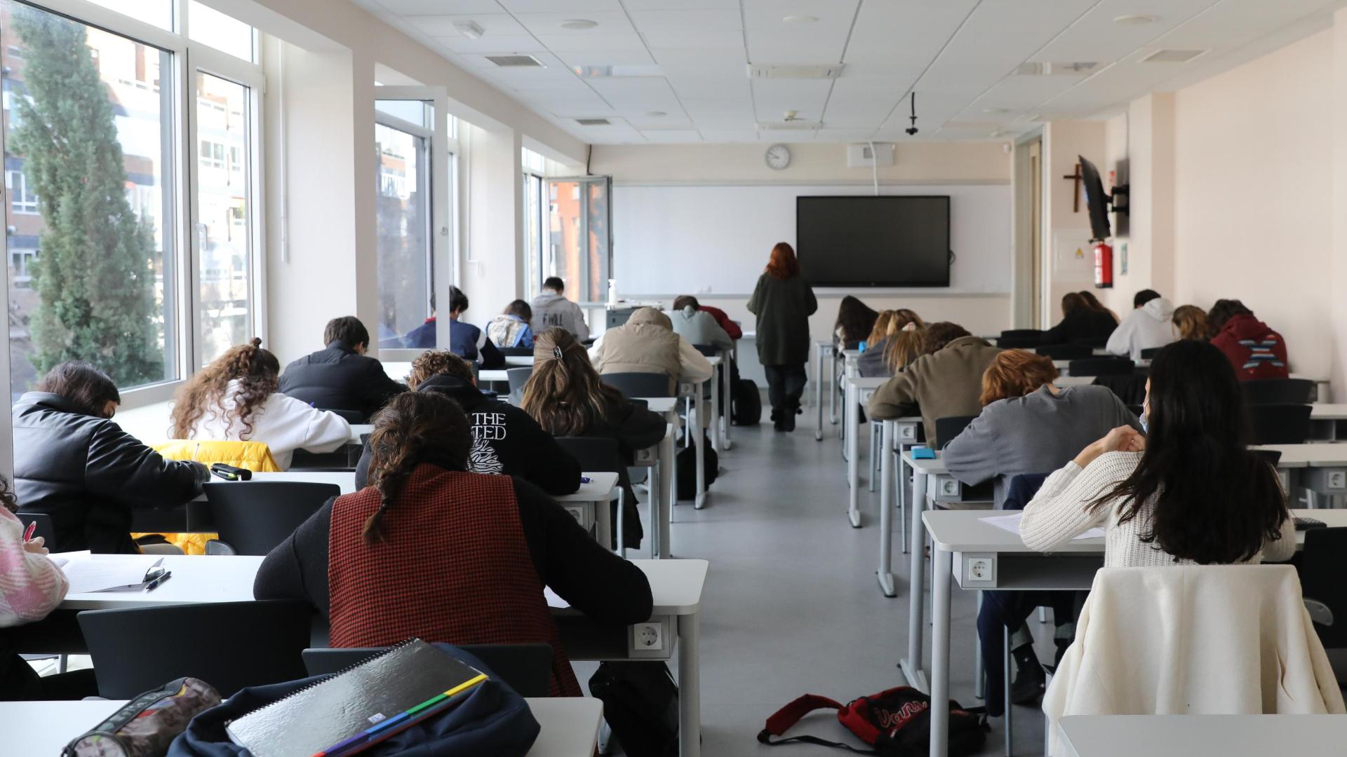 Un grupo de escolares durante un examen

Varios alumnos de la Facultad de Ciencias económicas de una Universidad realizan un examen, a 10 de enero de 2022, en Madrid, (España). Más de 8 millones de alumnos de toda España retoman hoy sus clases tras el periodo vacacional de Navidad. Aunque en un principio se desconocía si lo iban a hacer de manera presencial debido al aumento de contagios de Covid-19, finalmente el Gobierno y las autonomías han determinado su vuelta de manera habitual. La Comisión de Salud Pública por su parte ha recomendado cuarentena para todo un aula con al menos 5 casos de Covid-19, o en el caso de que estén afectados al menos el 20% de los alumnos.

10 ENERO 2022;COLEGIO;NAVIDAD;VACACIONES: MADRID

Marta Fernández Jara / Europa Press

10/01/2022