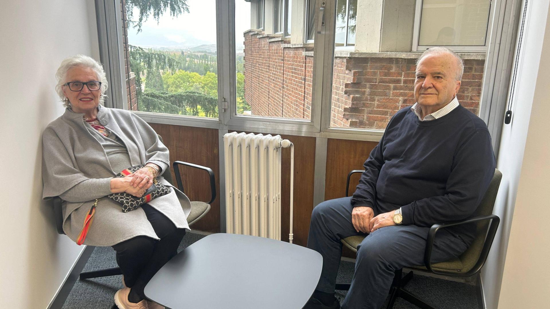 Inés Dorronsoro y su marido, Ramón Díaz, en una sala de reuniones de la Facultad de Medicina de la Universidad de Navarra, la semana pasada.