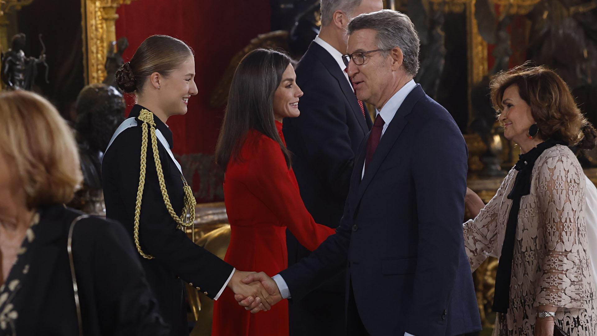 Los reyes de España, Felipe VI y Letizia, y la princesa de Asturias, Leonor de Borbón, saludan al líder popular, Alberto Núñez Feijóo (2d), y a la presidenta del Consejo de Estado, Carmen Calvo (d), mientras presiden la recepción con motivo del día de la Fiesta Nacional de España