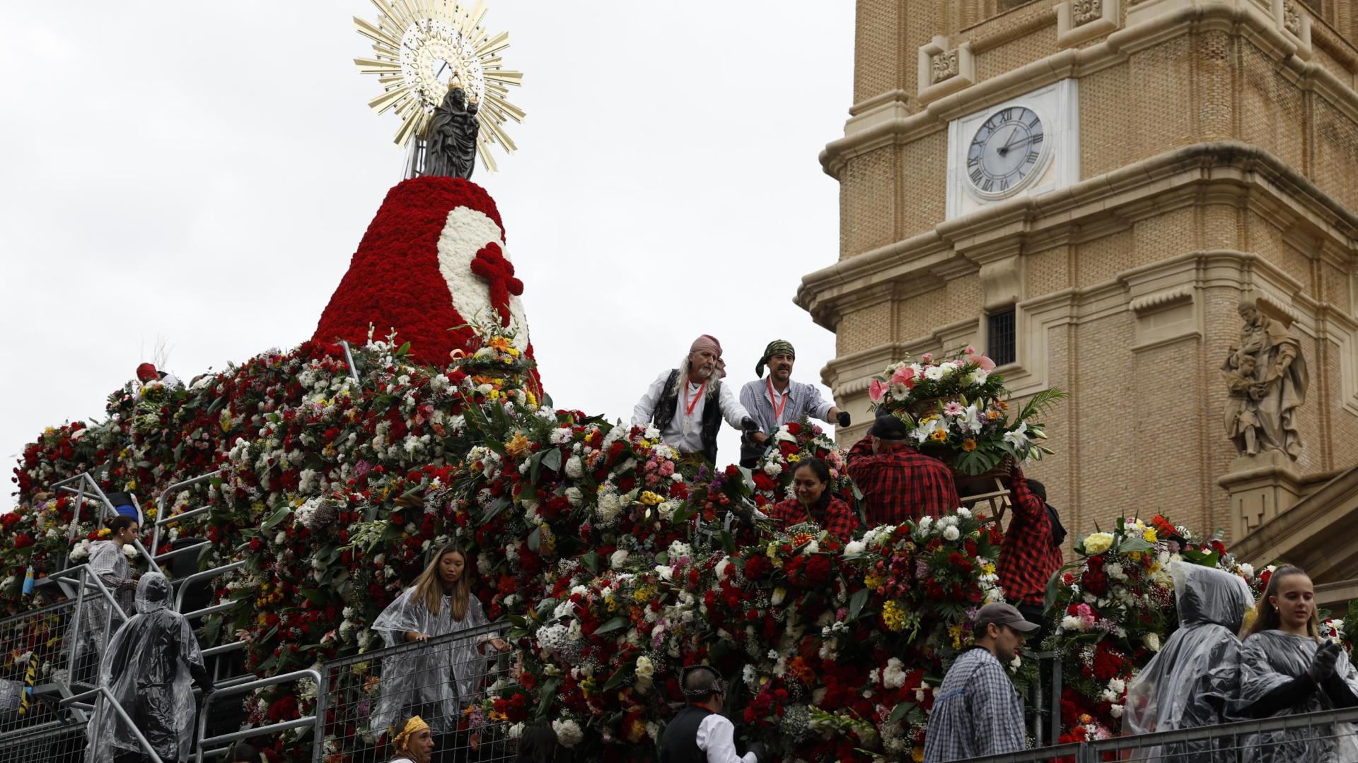 Zaragoza vive el día grande de las Fiestas de Pilar con la Ofrenda de Flores