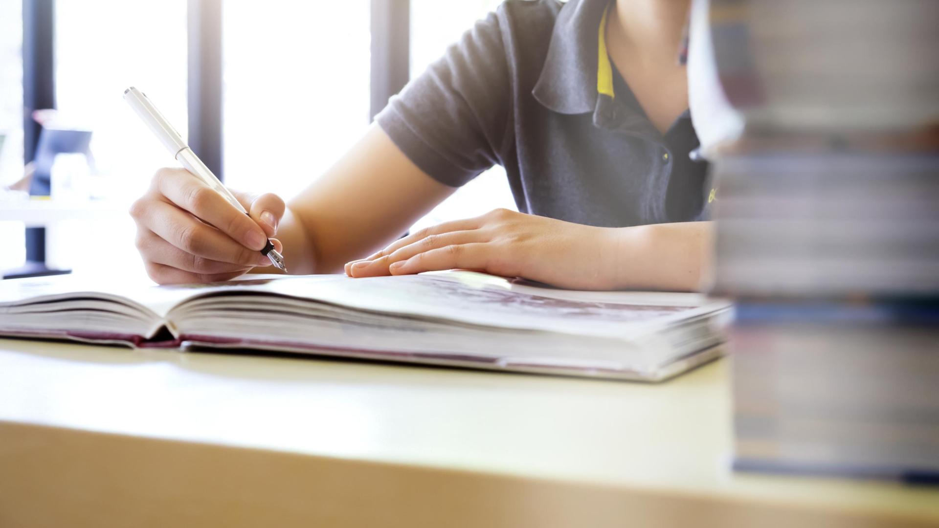 Una alumna haciendo sus deberes
