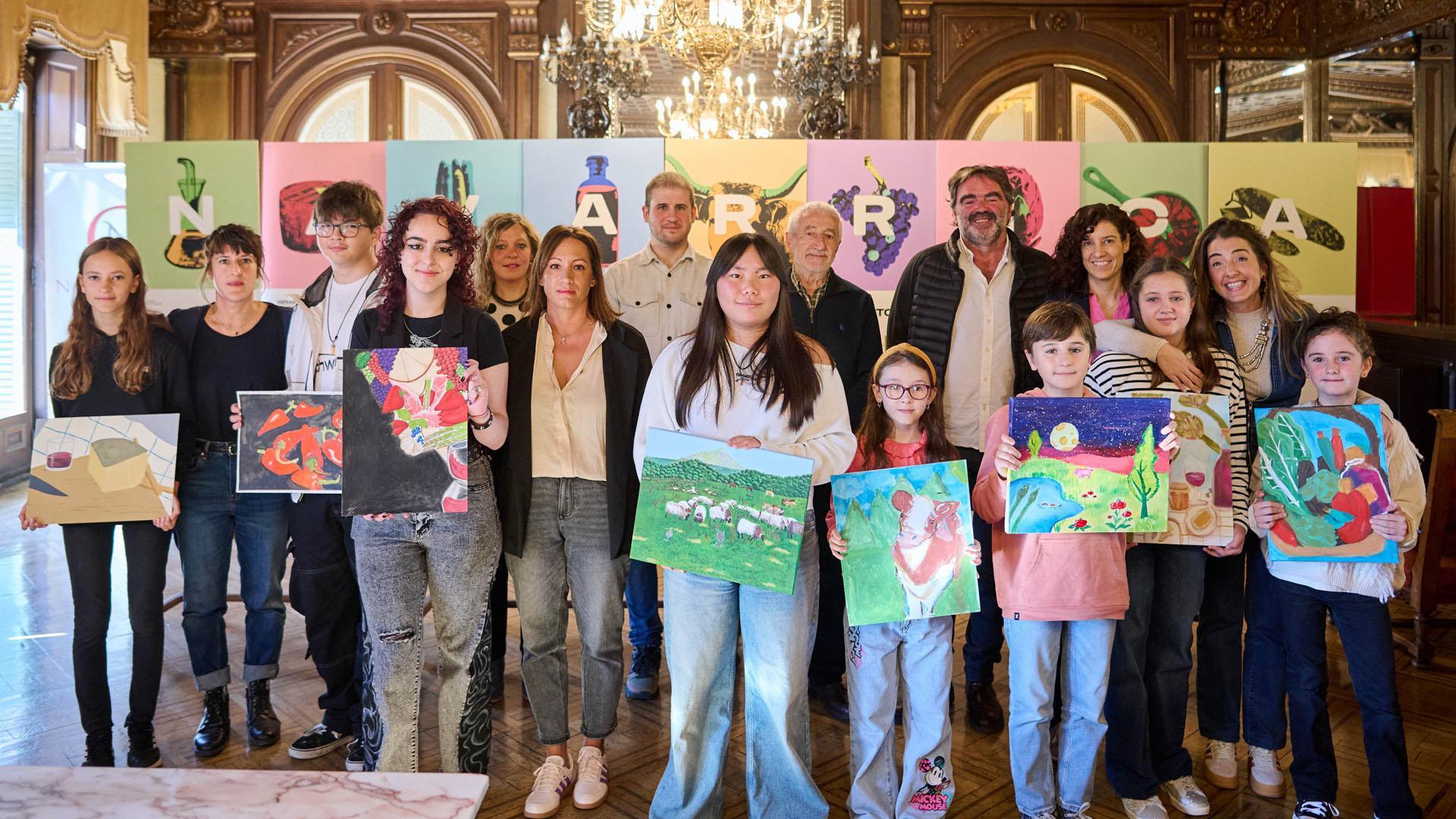Foto de familia de los ganadores del Concurso de Pintura de la Semana de Producto Local