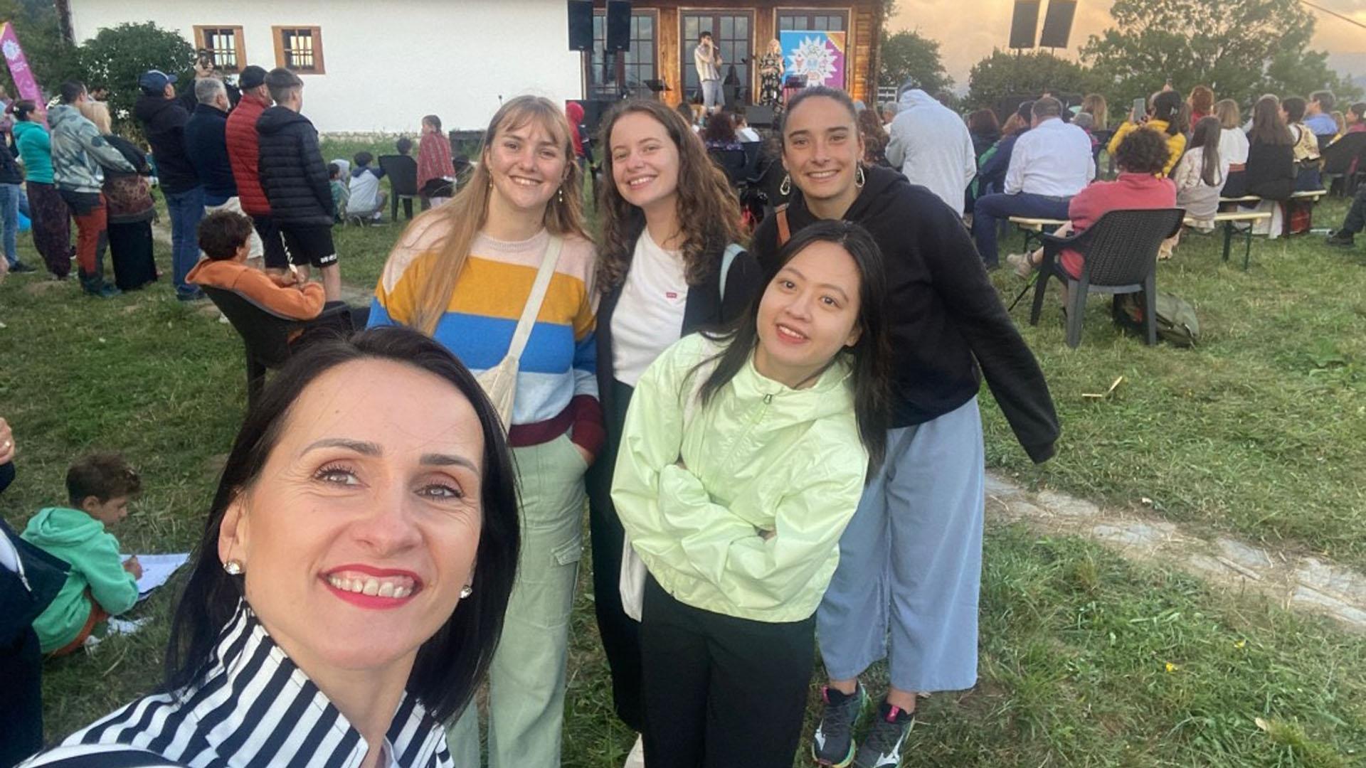 Goretti Barriola (primera por la derecha, fila posterior), con otras estudiantes, durante sus prácticas en Rumanía