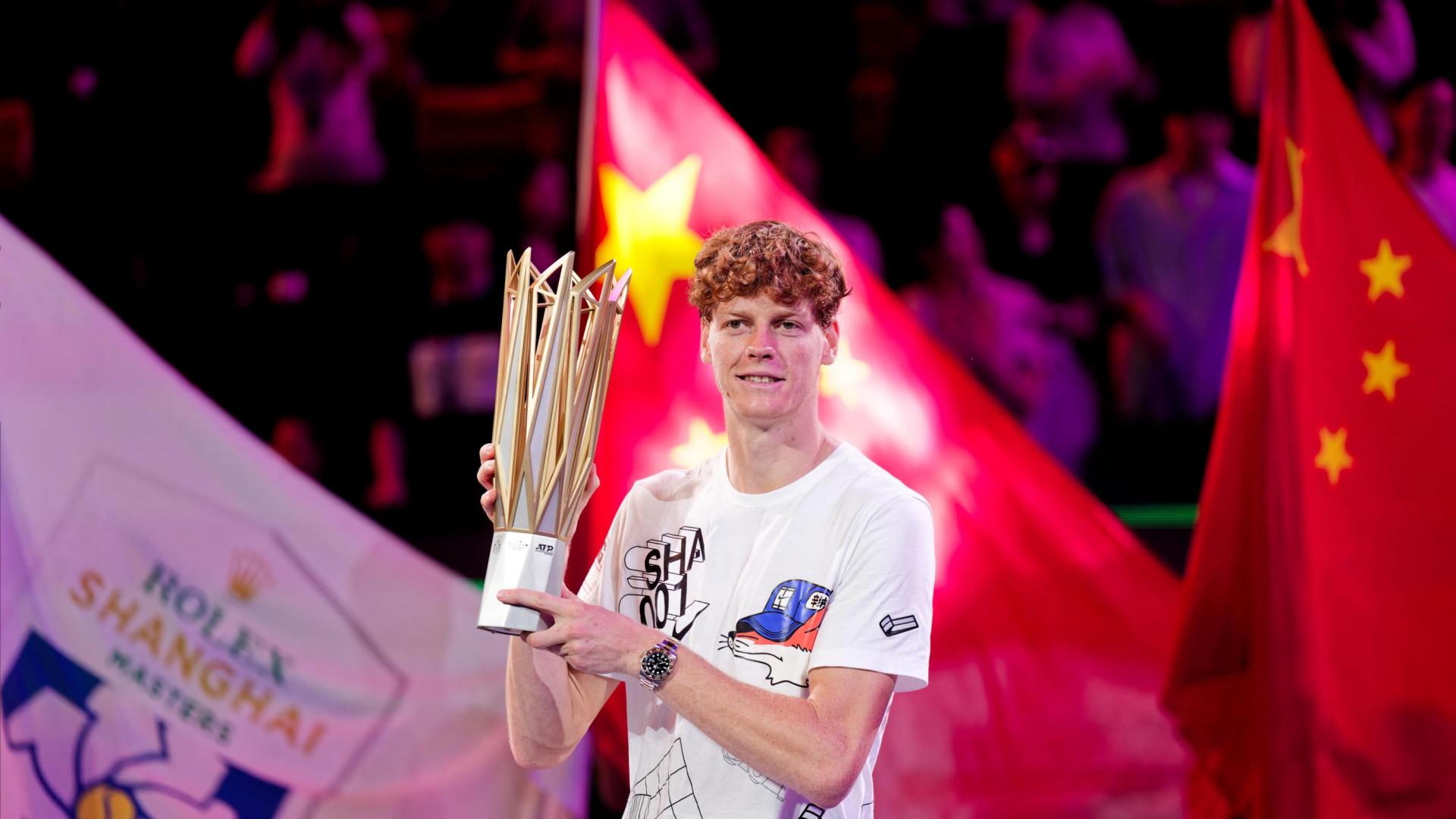 Jannik Sinner posa con su trofeo en Shanghai tras vencer a Novak Djokovic