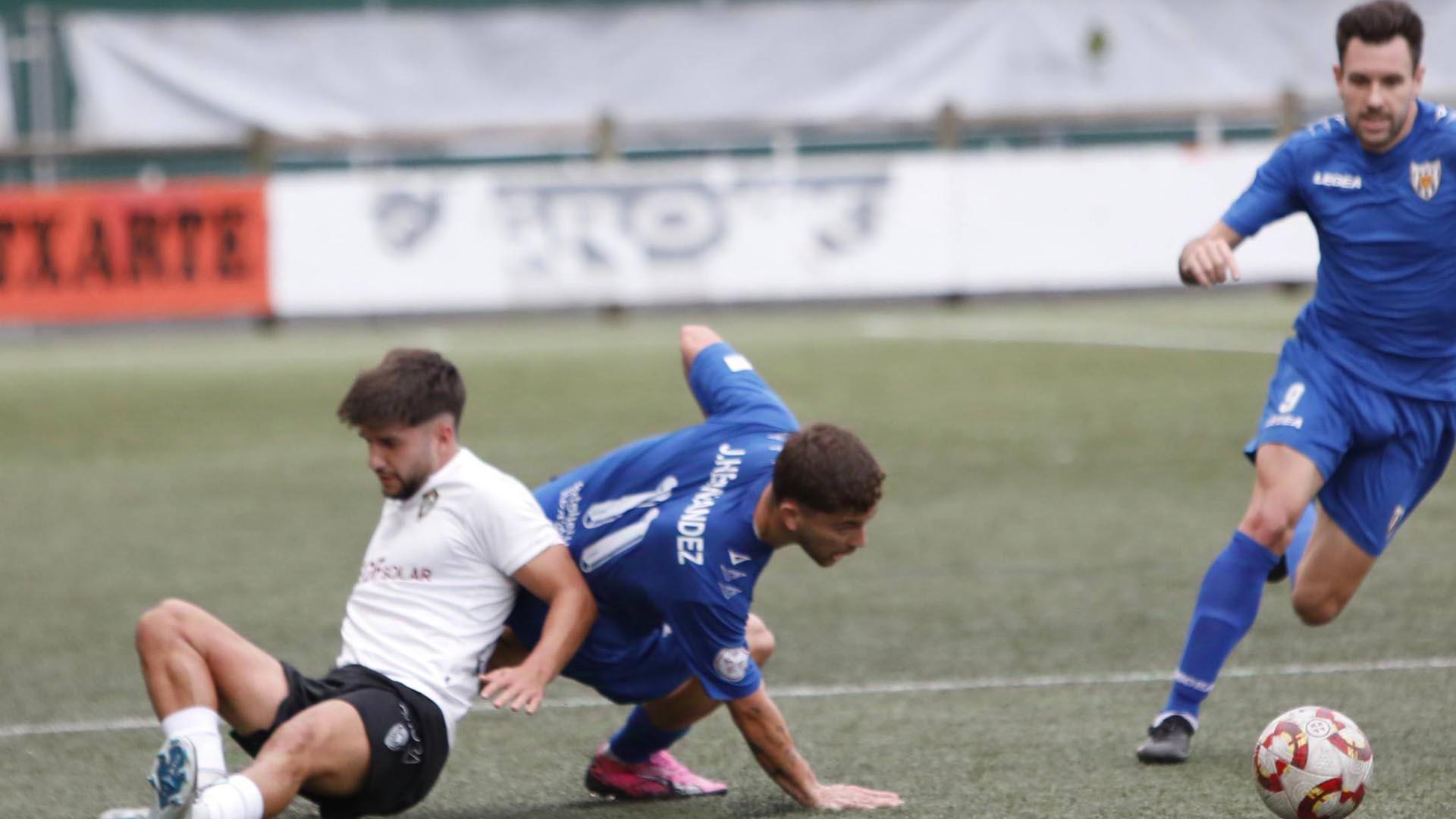 Jesús Hernández, del Izarra, en una acción anterior contra el Gernika