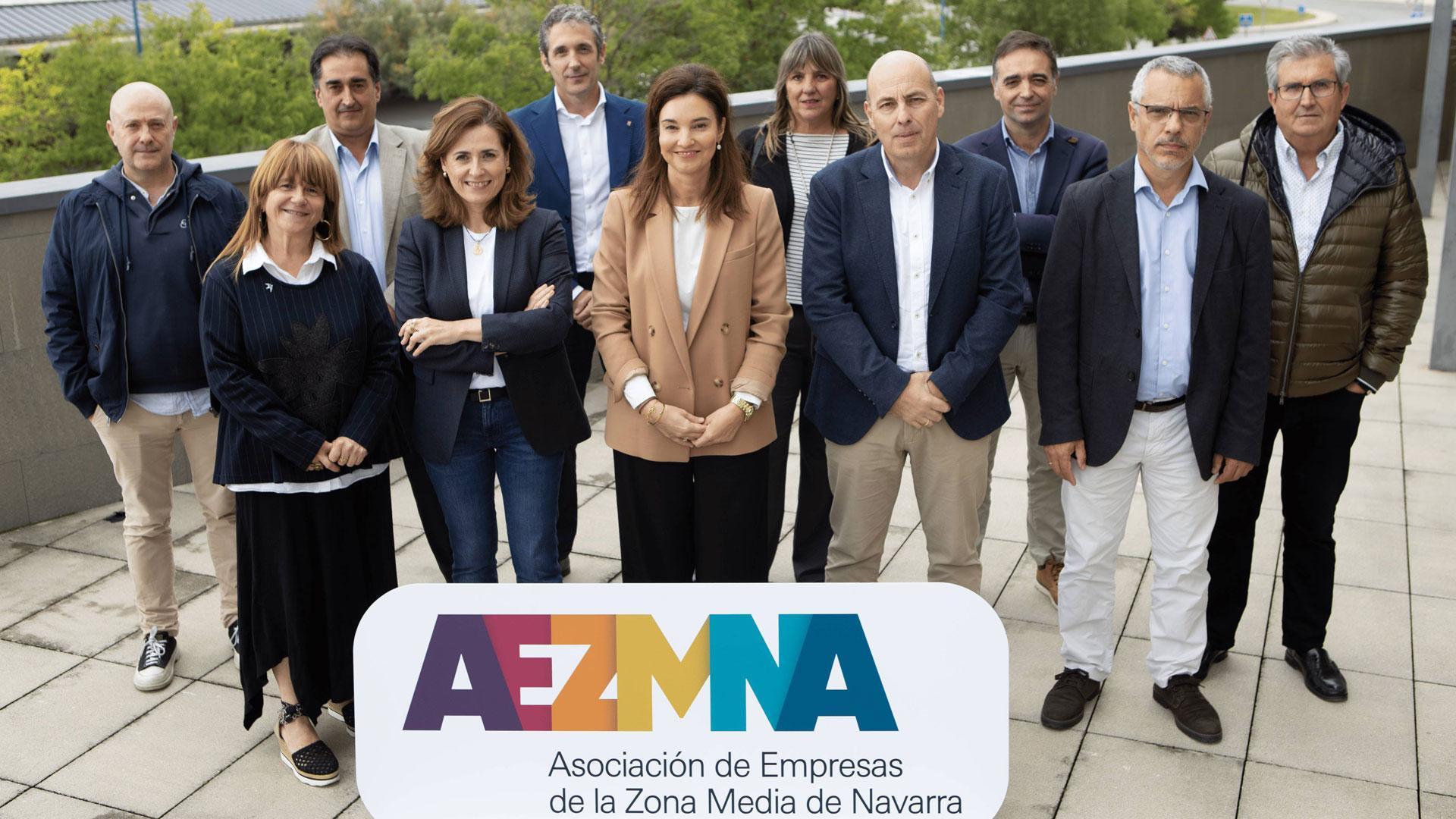 En la primera fila, desde la izda., María Olagüe (tesorera), Berta Anaut (vicepresidenta), Elena Salinas (presidenta), Santiago Osés (vicepresidente) y Lucas Álvarez (vocal). En la segunda fila y también desde la izda., Elías Armendáriz (secretario), Aitor Sarasíbar (vocal), Carlos Lucea (vocal), Eva Chorraut (vocal), Ignacio Ezpeleta (vocal) y Carlos Suescun (vocal). Falta en la imagen Juan Arévalo, también vocal