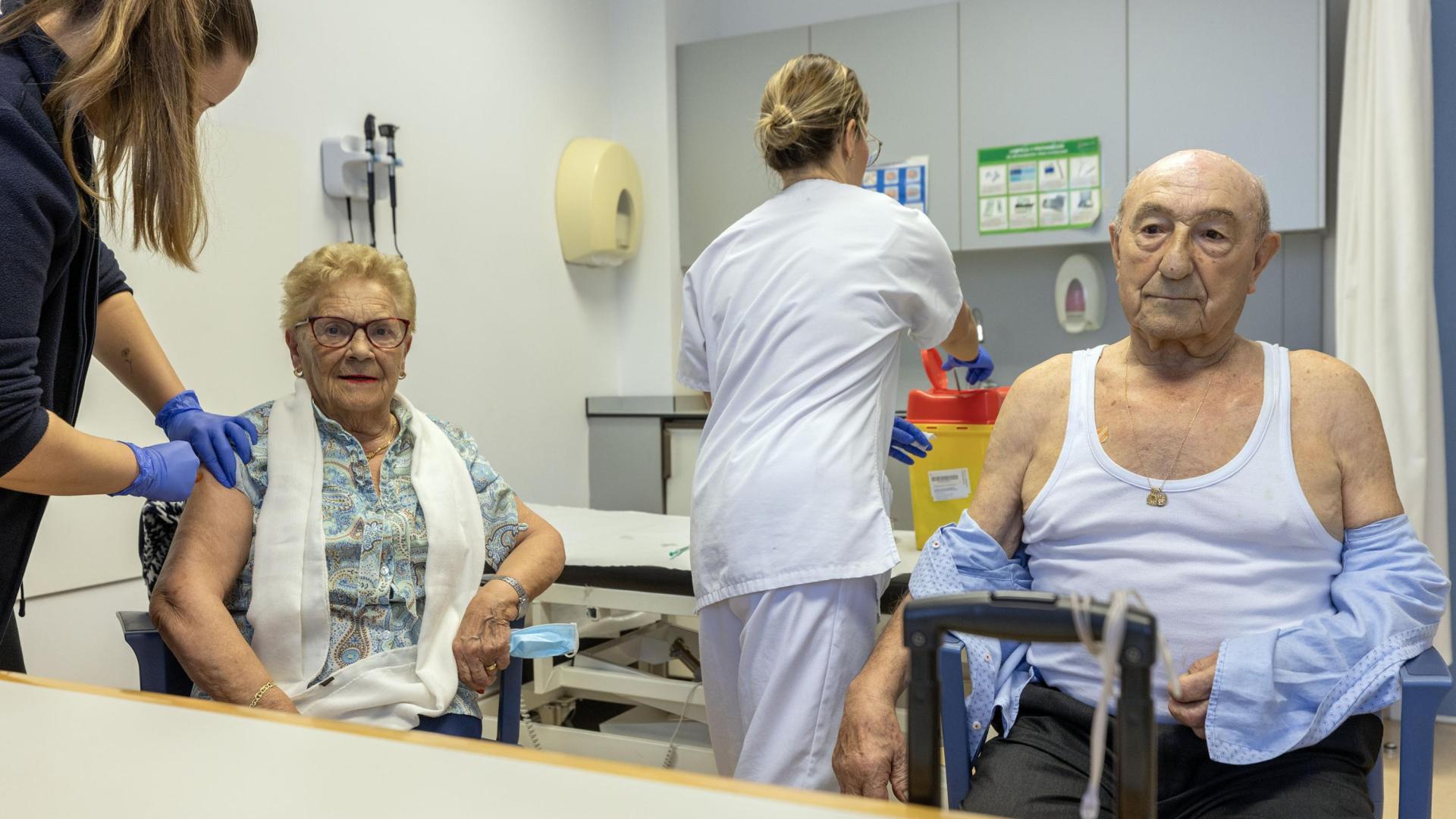 María Dolores Oloriz y Manuel Vizcay poniéndose las vacunas de la gripe y el Covid en el Centro de Salud de Huarte
