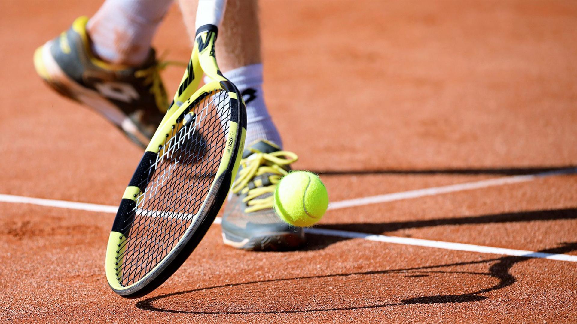 Imagen de una persona jugando a tenis