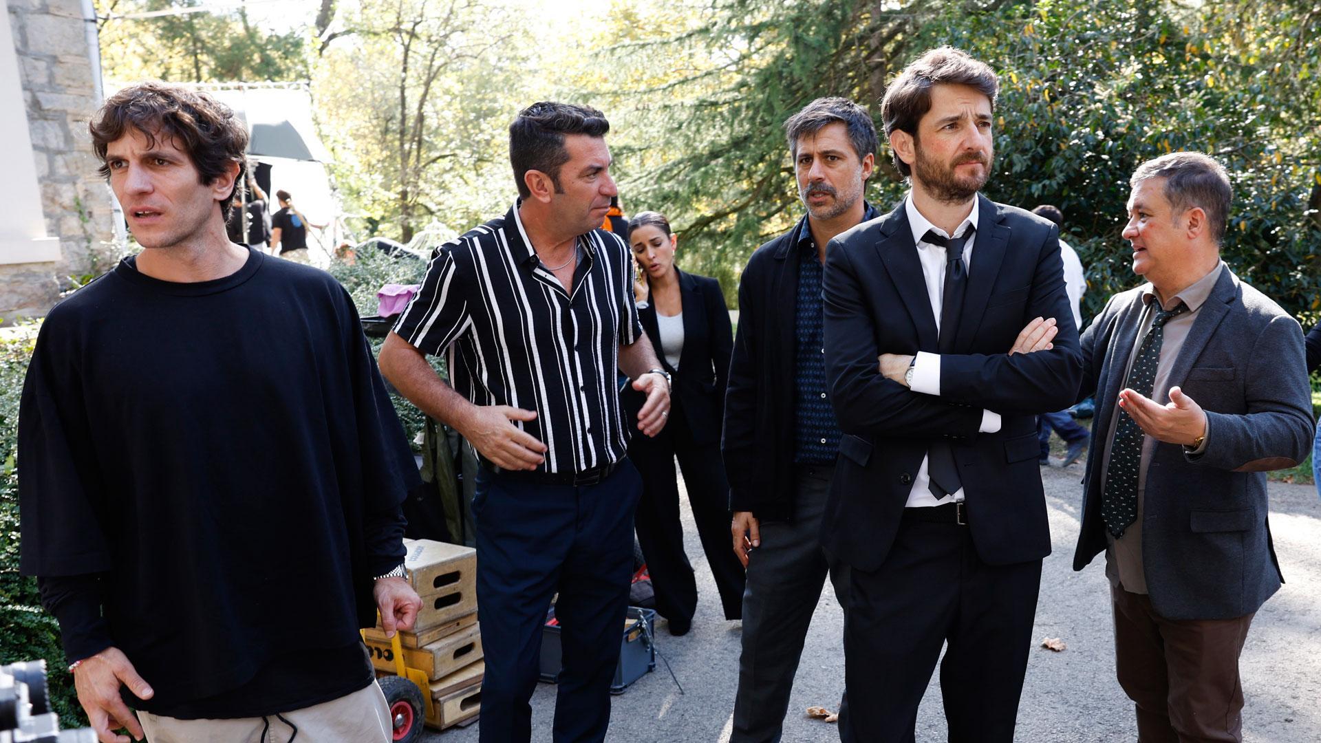 Los actores, gorka Otxoa (2d), Hugo Silva (3d), Quim Gutiérrez (i), Secun de la Rosa (d), y Arturo Valls (2i), durante un descanso del rodaje de la película 'Un funeral de locos', del director Manuel Gómez Pereira