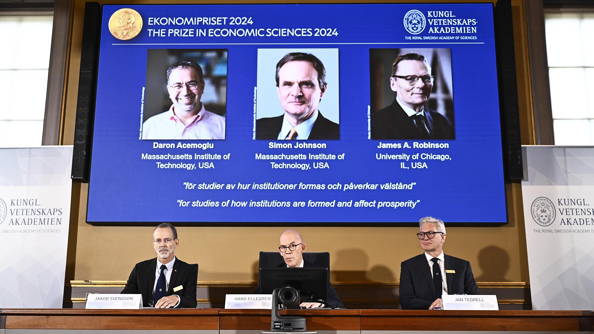 De izda. a dcha., Jakob Svensson, Hans Ellegren y Jan Teorell, de la academia sueca, anunciando los galardonados con el Nobel de Economía 2024