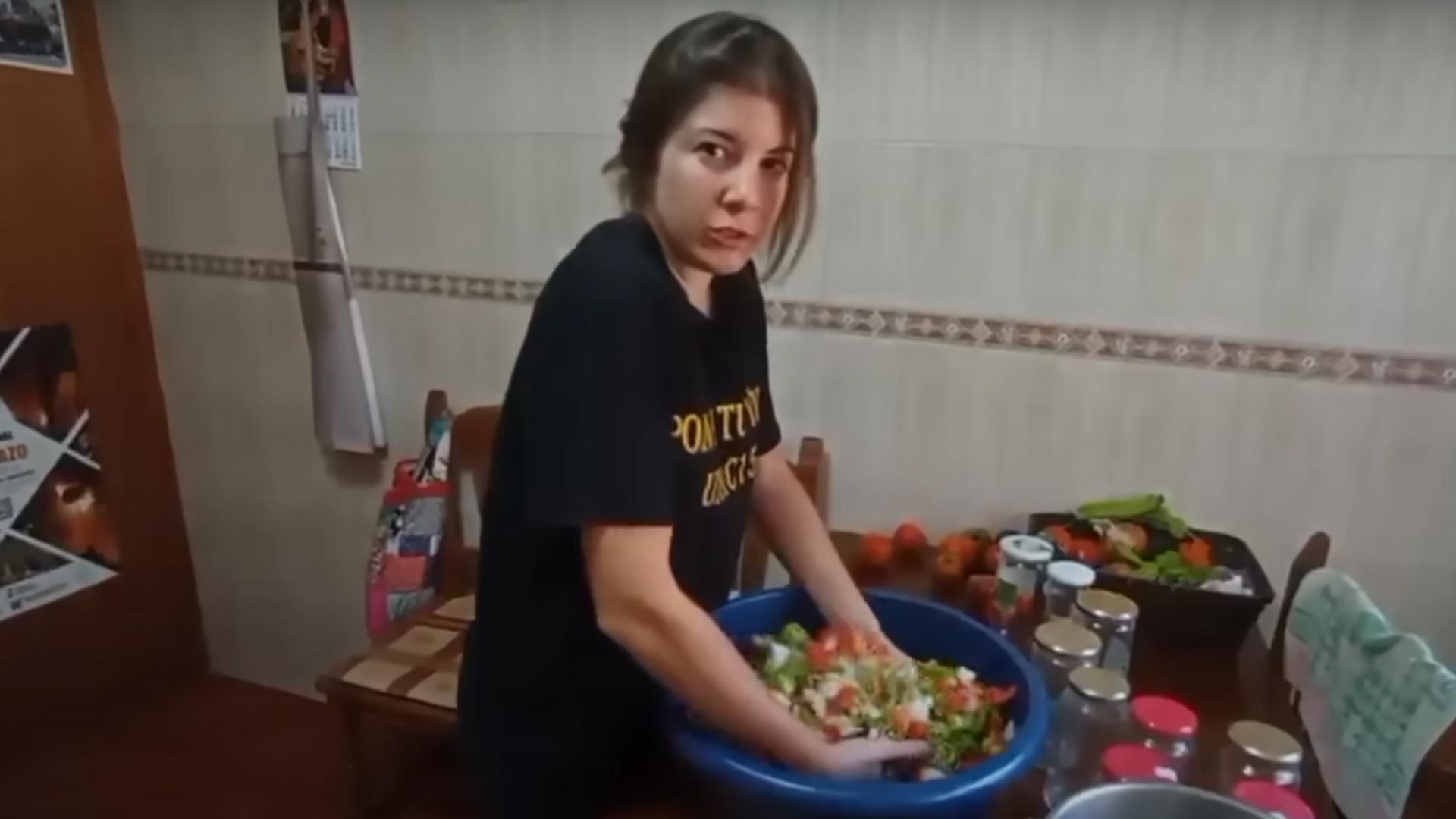 La influencer Nazaret Martín enseña paso a paso cómo embotar pimientos, tomates y cebollas, una técnica tradicional que puede durar hasta más de un año