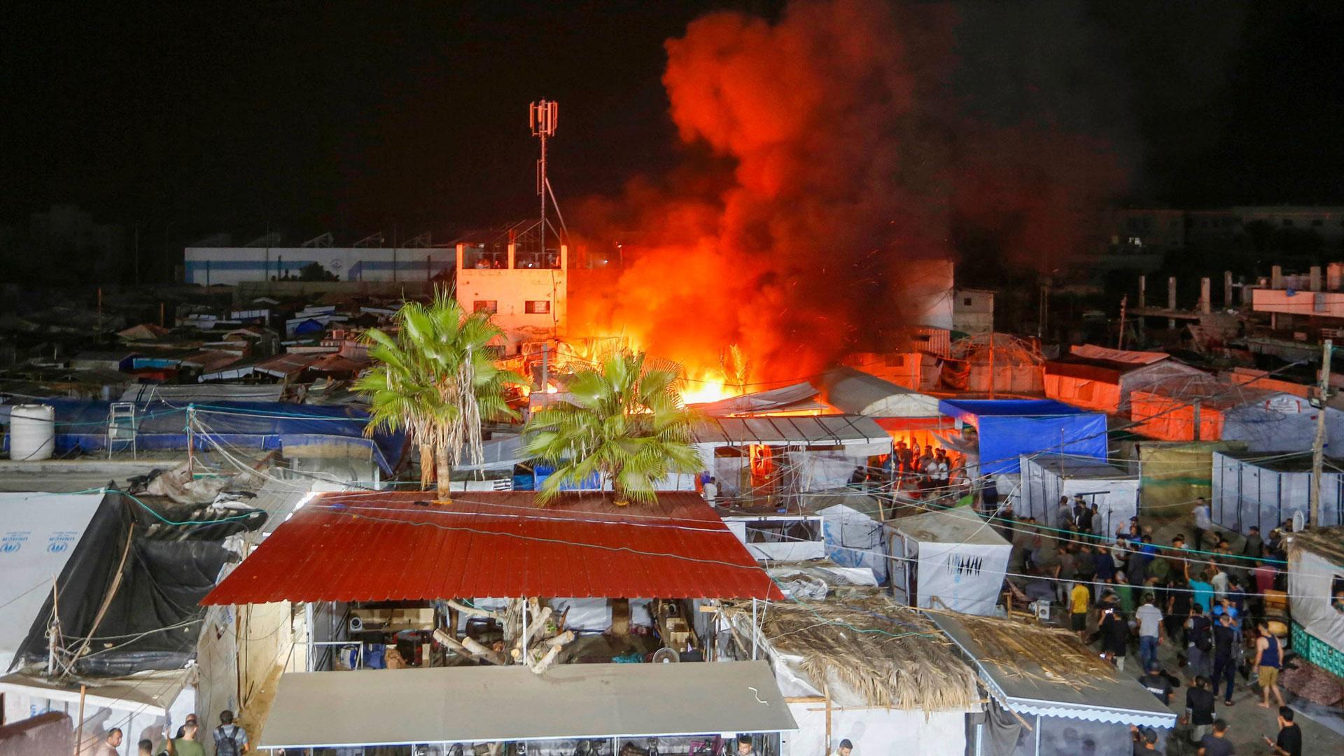 El fuego consume tiendas de campaña del asentamiento de desplazados en Deir al-Balá