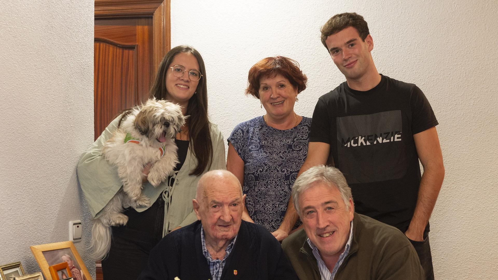 Dionisio Munárriz López, con el alcalde Asiron y algunos familiares
