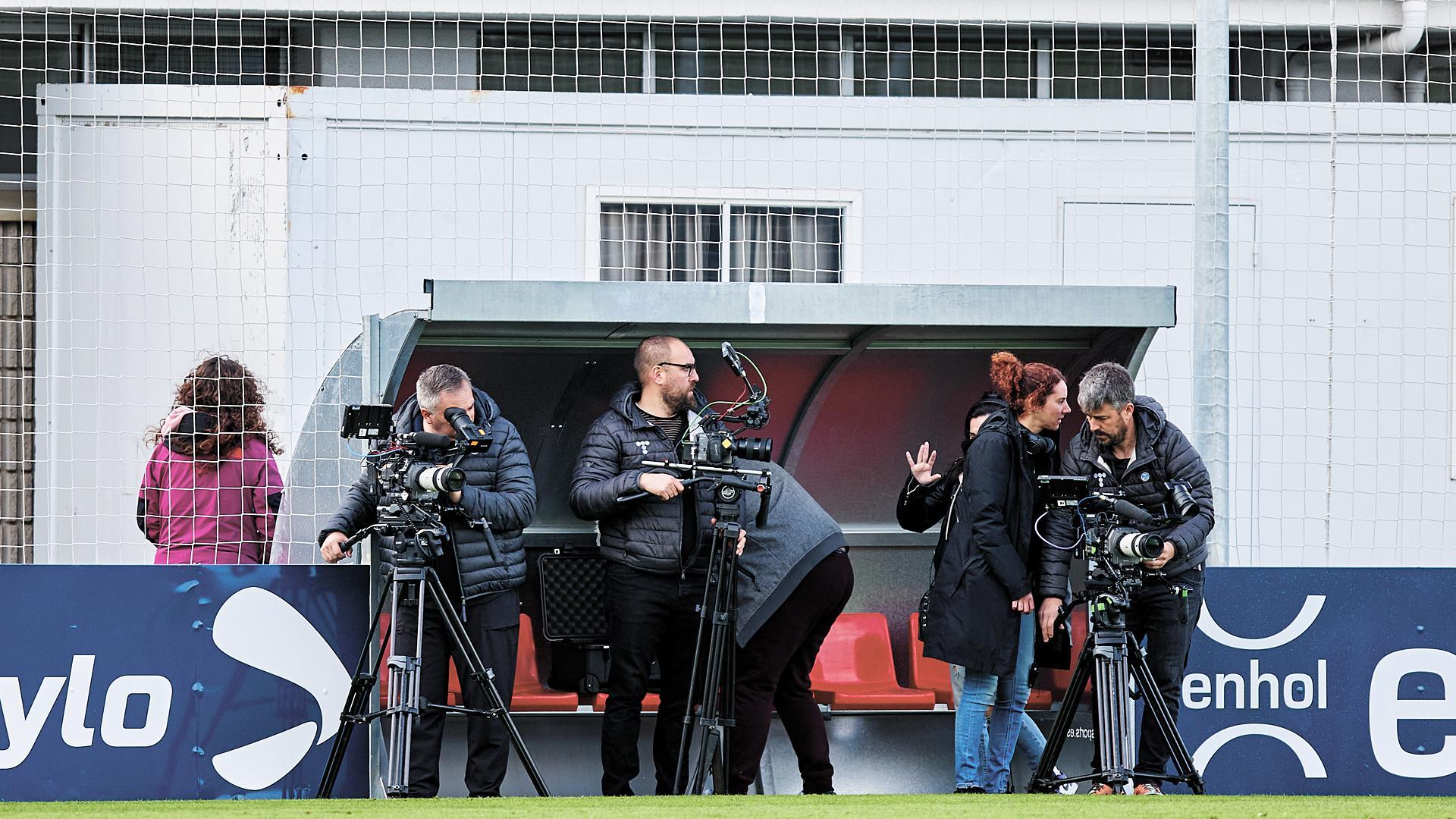 Operarios de cámara de Morena Films rodando el documental sobre la Liga que se lanzó en verano en Netflix