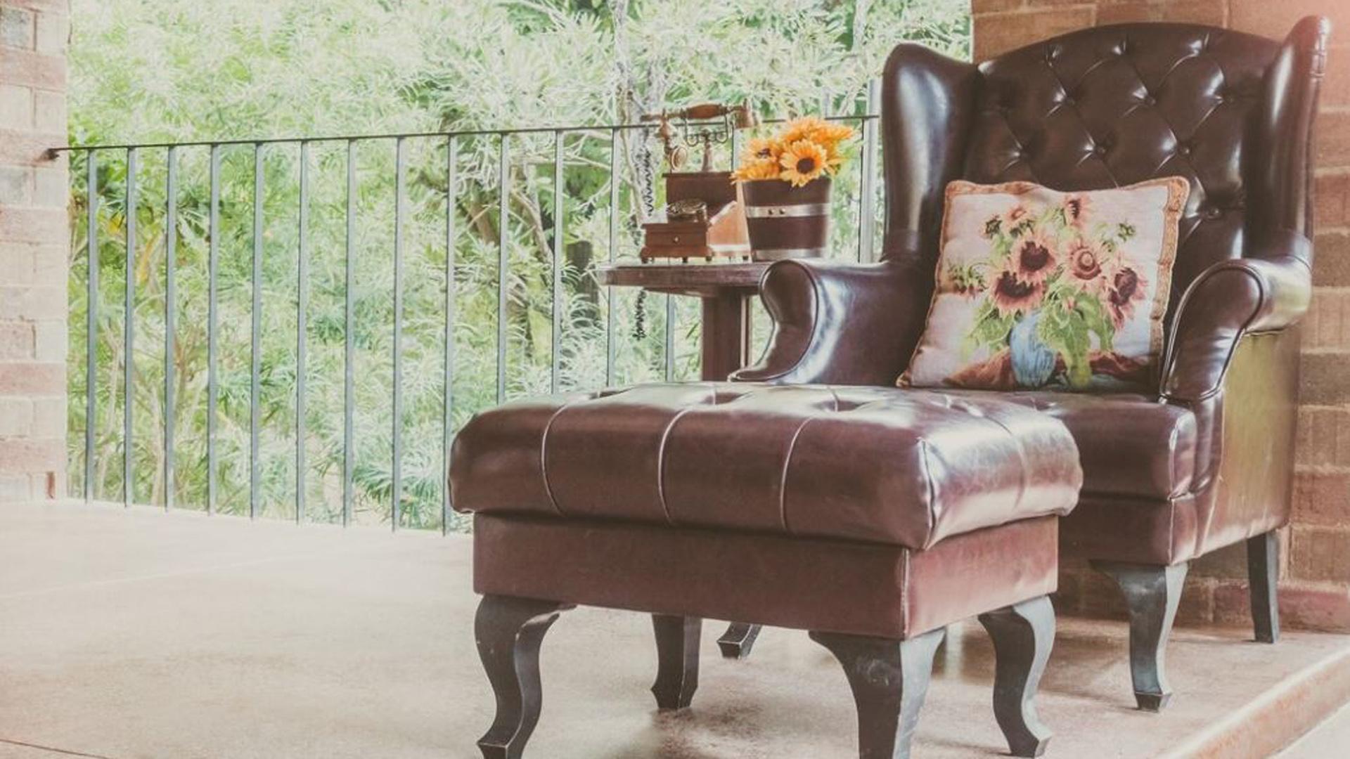 Un viejo sillón con reposapiés