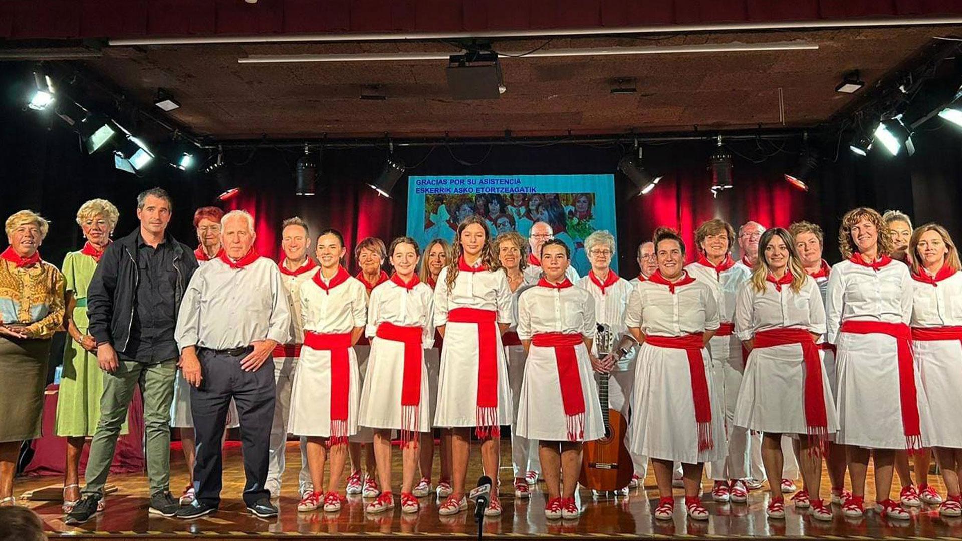 Perico Armendáriz Liberal ‘Margain’, cuarto desde la izda., en el homenaje que se le tributó en Tafalla
