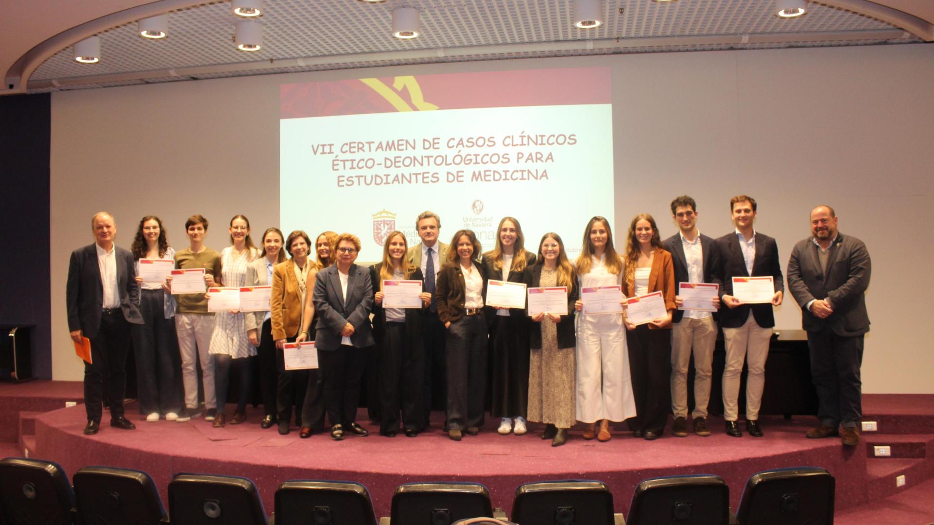 Premiados y autoridades durante la entrega de los premios del VII certamen de casos éticos-deontológicos del Colegio de Médicos