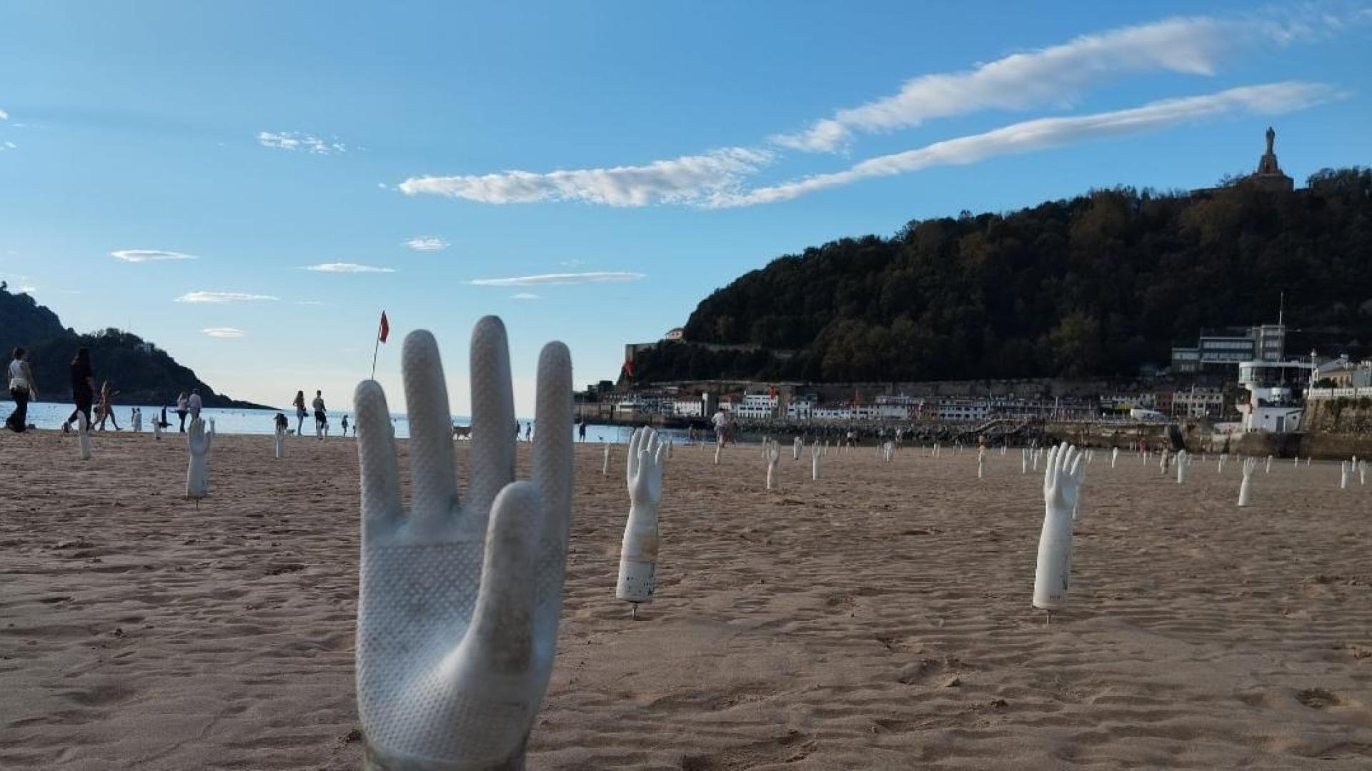 Imagen de la instalación realizada por Cormenzana en la playa de La Concha.
