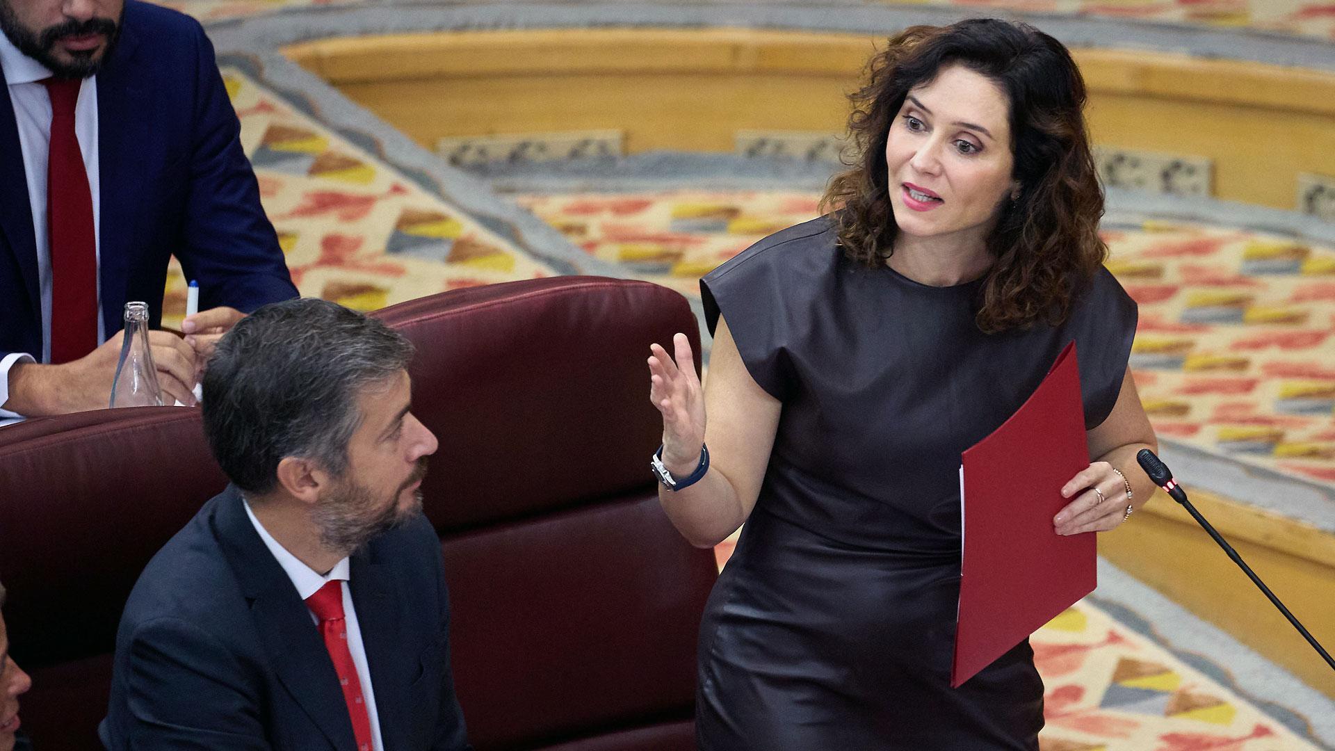 El diputado de la Asamblea de Madrid del PP, Miguel Ángel García Martín y la presidenta de la Comunidad de Madrid, Isabel Díaz-Ayuso, durante el pleno de la Asamblea de Madrid de este jueves