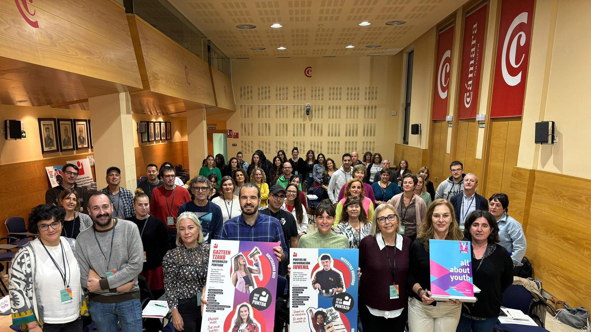 En el centro de la imagen, el director del Instituto Navarro de la Juventud, Txema Burgaleta, y la vicepresidenta Alfaro, junto a responsables de la campaña y público asistente