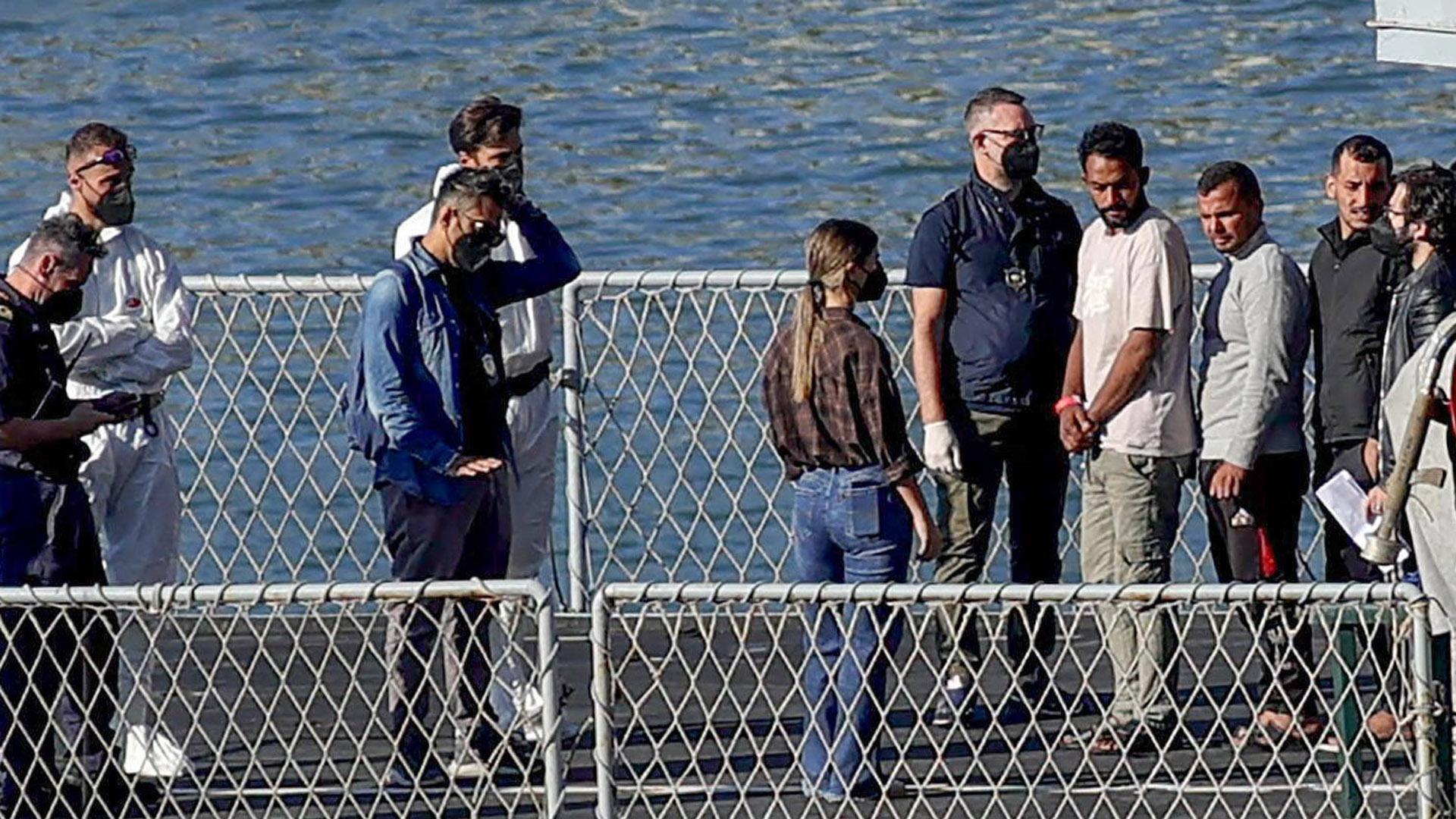 Un barco italiano con inmigrantes