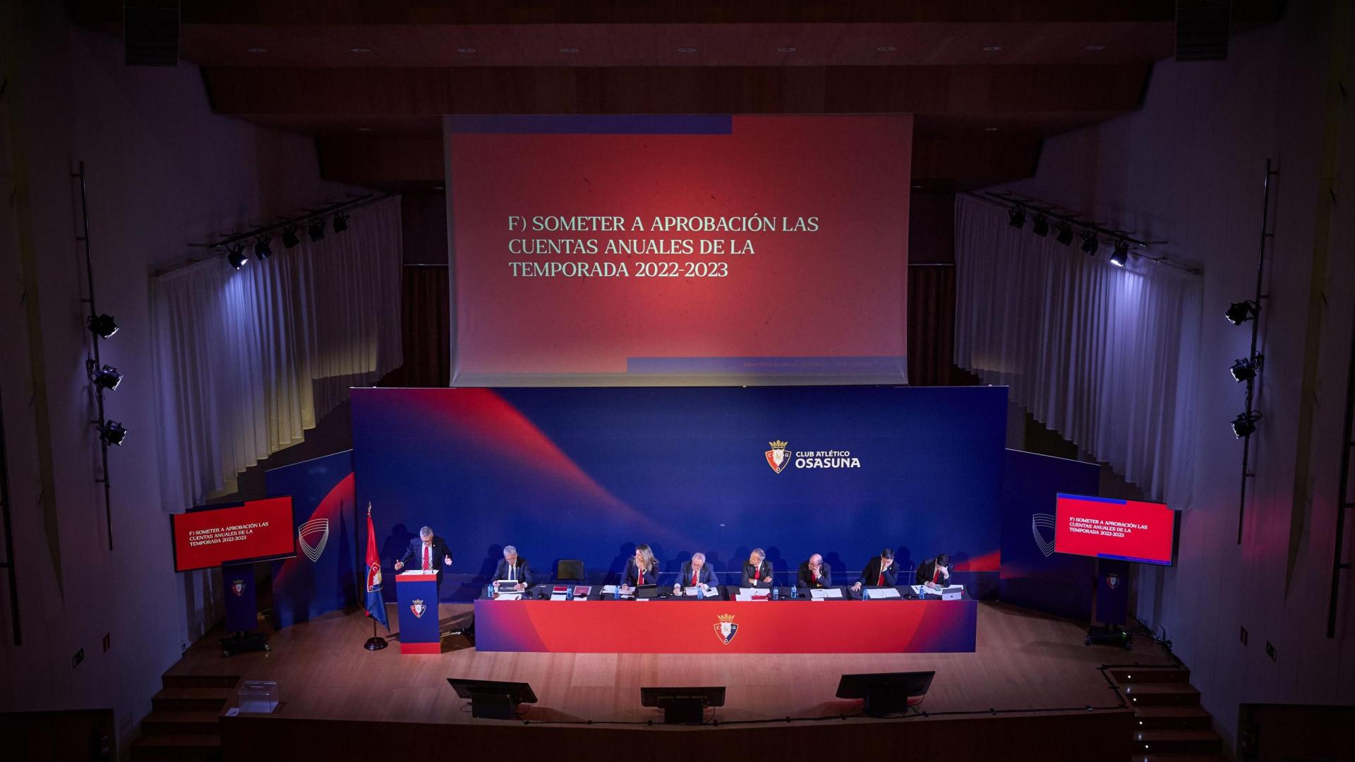 A: J.P. Urdíroz
F: 11-11-2023
P: 
L: Pamplona. Auditorio Fernando Remacha.
T: Fútbol. Asamblea General Ordinaria C.A. Osasuna 2023
