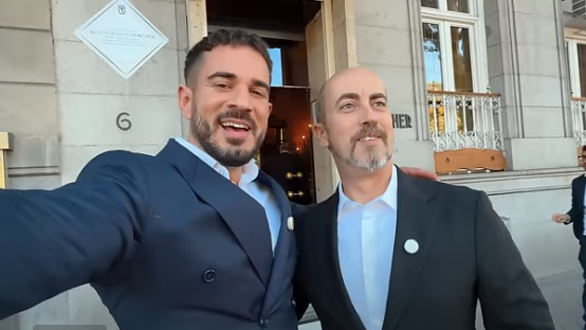 Pablo Cabezali (Cenando con Pablo) y Juan Sánchez (pausayplato), a las puertas del restaurante Horcher en Madrid.