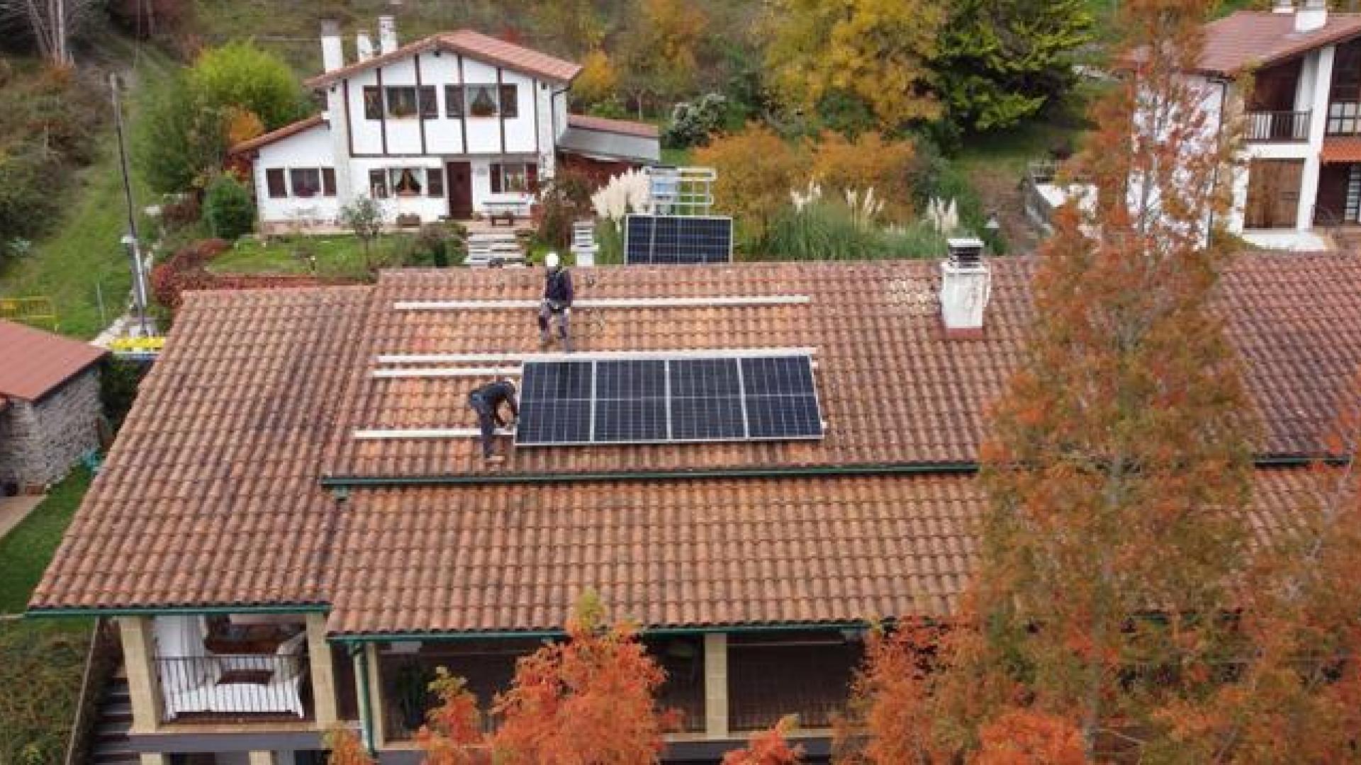 Trabajadores de ALKUBO, en el montaje de una instalación fotovoltaica en el Valle de Olaibar