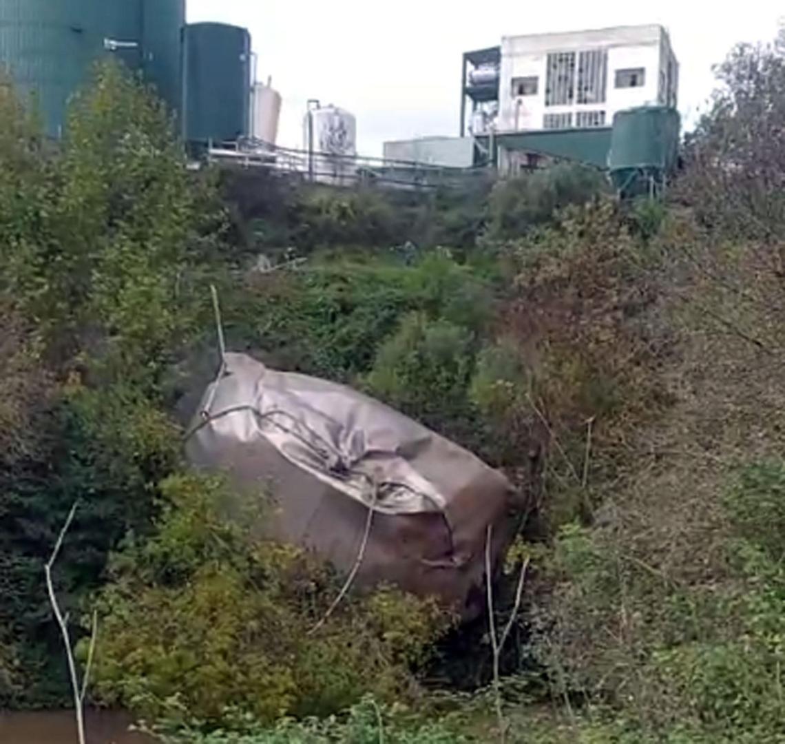 Un trabajador de 56 años ha fallecido este viernes tras la explosión de un depósito en Agralco (conocida popularmente como la alcoholera de Estella). El suceso ha ocurrido a las 10.49 horas, cuando el depósito de residuos agrícolas de la depuradora ha explosionado, ha salido de las instalaciones y ha acabado en la orilla del río Ega.