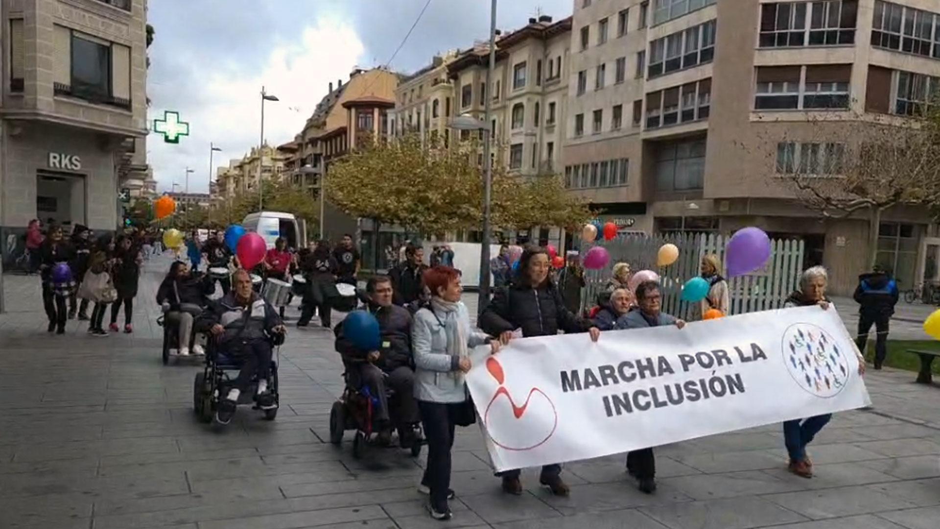 Este viernes ha tenido lugar la VII edición de la Marcha por la Inclusión, organizada por la Asociación Coordinadora de Personas con Discapacidad Física de Navarra. Durante la marcha, se ha reivindicado que se haga efectiva la igualada de oportunidades en todas las áreas de la vida y que haya una participación real en la sociedad para todas las personas.