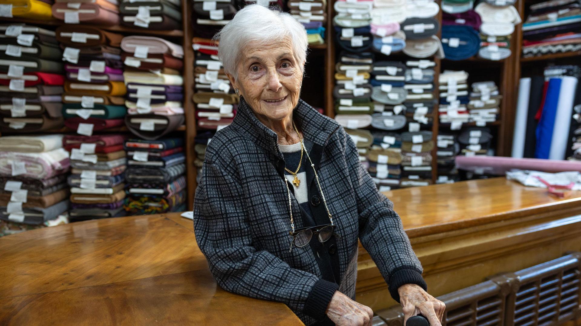 Sofía Castillo Puyuelo, en el mostrador de la tienda Tejidos Castillo de Tudela